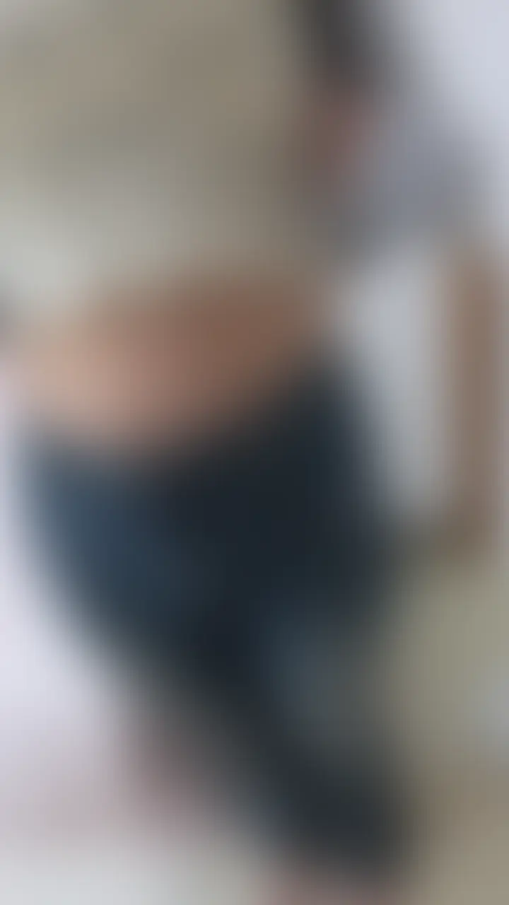【中出し】大学の講義中にべちょべちょになったおまんこにデカチン挿入で止まらない連続絶頂💓
今日の動画はかーーーなりえちえちです🫠🫠
先日、生理前でちょーーーーーームラムラしてたんです
なので大学の講義中にえっちな妄想をしておりまして、、、、、(先生ごめん、、、)
もうジーンズの上から触ってもわかるくらいびちょびちょでした💦
もうムラムラやばすぎて(自己責任)トイレでこっそりシようかなと思ったのですが「これはおちんちんじゃないと収まらない大問題だ!!」ってくらいすごくてお腹の下の方がキュンキュンしぱなっしでした
特に撮影の約束もなかったのですが
この日は昼過ぎの講義で終わりだったので緊急事態ということで連絡しておちんちん召喚しました😇😇
すぐにでも触ってほしい、、いれてほしい、、、って思ってたけど
セルフ焦らしプレイでまずはおちんちんにご挨拶でねっとりフェラ💕
ほら、挨拶って大事じゃないですか??ね??
これからお世話になるんだし、、、(意味深)
しっかり挨拶したあとは、、、お待ちかねの時間だったのですが
ここに来るまで講義の時間から数えて5時間、、、極限のむらむら状態だったからか
正直、気持ち良すぎました💓
おパンツの上からクリ触られただけで腰ガクガクなっちゃって即イキ。。。。。。。
その後も意味わからんくらい気持ちいいしすぐイっちゃう、、、、
やっとおちんちん入れてもらえる。。。。って思ってたら
しばらくご無沙汰だったおまんこにいきなりデカチンはきつすぎて「あ、これ入らない、、、」って思ったから
ゆっくりってお願いしたのに奥まで一気に押し込まれて(濡れすぎてたおかげでなんとか入った)
苦しいのとキツいのと気持ちいいのが一気に押し寄せた結果
変な声出しながらイってしまった、、、、笑
そのあとはもうイキまくりでした、、ええ。
久しぶりのえっちでぐちゃぐちゃにイキまくっててとても恥ずかしいです🥺🥺
最後はもう何回イったかわからないけどへっとへとで夢中で気持ち良くて、、、
気づいたら中出しされてました💦💦
お尻の穴にめちゃせーし垂れてくるのわかって(いっぱい出されちゃった、、)ってまた興奮してしまったのでこの日の夜は思い出しオナ二ーしました
今日もかのんと一緒にたくさん気持ち良くなろうね💕
たまったせーしかのんに全部出して???🫶 (2/2)