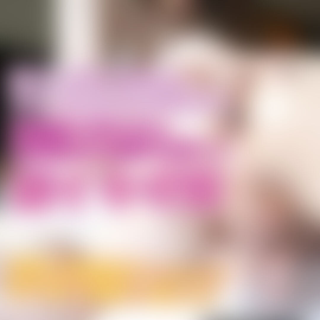 四つん這いでお尻の穴もおちんちんもキンタマもぜ〜んぶ丸見えで、オイル垂らしたらお尻の穴通過するのいやらしいね🥳
すっごい綺麗でいいお尻だからついついいじめたくなっちゃうね🥹💕
恥ずかしいけど〜?むしろ好きでしょ?
もっと自分の気持ち認めて素直になろうよ❤︎ (2/2)