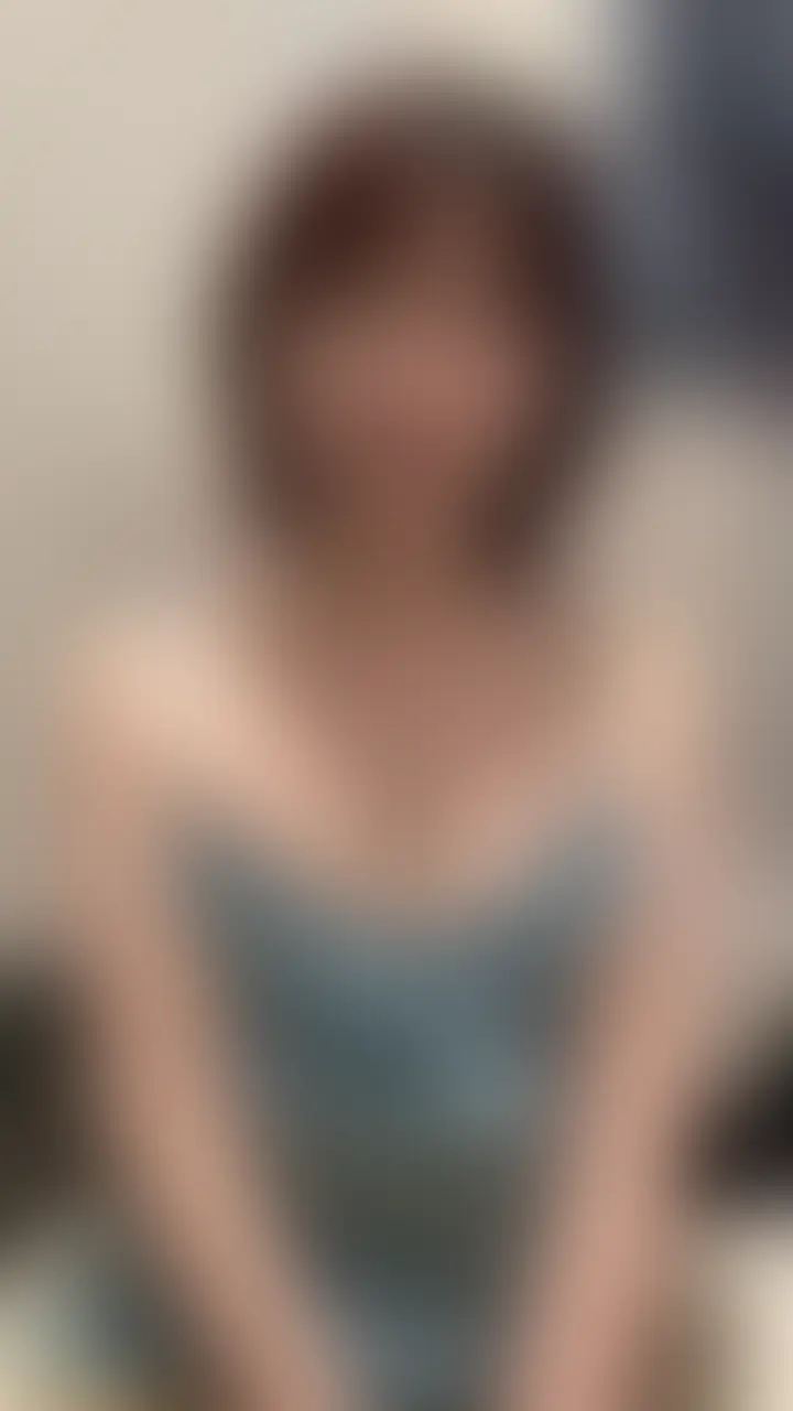 結衣です。
こうやって別で撮るの、ちょっとだけ緊張してました笑
ここは、これまでとは少し違う場所にしたくて。
あまり構えずに、そのまま話せるような。
特別なことはしてないんですけど、
なんとなく思ってたことを、そのまま話してみました。
たぶん、こういうのはここでしかやらないと思います。
無理にちゃんと見なくても大丈夫なので、
なんとなく流しながらでも、聞いてもらえたら嬉しいです…! (2/2)