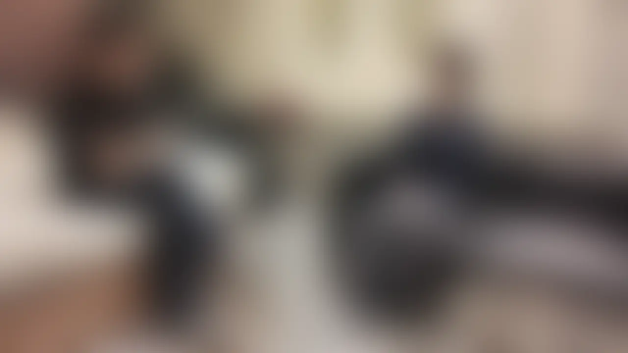 【カウンセリング】旦那の風俗通いが発覚した人妻が「この前のマッサージが良すぎて、またして欲しいです・・」って・・
数か月前に、旦那さんの風俗通いが発覚して、その仕返しにマッサージを受けに来た某化粧品会社で働く美人人妻さん。
コンプレックスだった初めての中イキも経験できて、旦那さんのことも許してあげたそうです。
ただその日だけで終わらせるつもりだったマッサージが良すぎたらしく、「またこないだのマッサージしてもらえませんか?」って連絡してきてくれました。
前回は旦那さんが帰ってくるということで、時間制限のある中少しバタバタでしたが、今回は制限なくじっくり攻めてあげました。
前回の施術で中イキは覚えてるので、今回は頭からフルスロットルでイキまくってます。
こないだの仕返しでもう溜飲は下がってるはずなのに、今回は仕返し関係なく、自分のために快感を貪る人妻さんがエロ過ぎました・・
初めて使われるおもちゃや、旦那さんじゃ届かないところに当たるチ〇コの、想像を超える気持ちよさに、「スゴい!凄い!」を連発する奥さんの様子ぜひ見てあげてください。
本編は5/31 20時公開予定です。 (2/2)