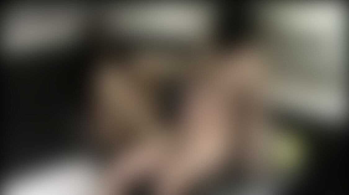 久々の完全新作動画です
今回は176cmの長身ドS看護師様にいじめられました
とにかくスタイルが抜群で、体格差に興奮してしまいます。
一日中履いた蒸れたパンストとブーツでいじめられました
この動画は蒸れたパンストを○○○嗅がされて罵倒されるシーンと体の上に乗られたりして最後は足コキで○○○いかされるシーンとなっております
超激レアな女性ですのでぜひご覧ください。 (2/2)