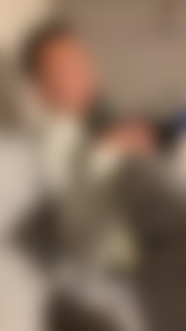 Twitterで人気の180cm超えのワイルドなスーツリーマンさんに、仕事後呼び出されて足を舐めされ踏まれて興奮し... sample 1