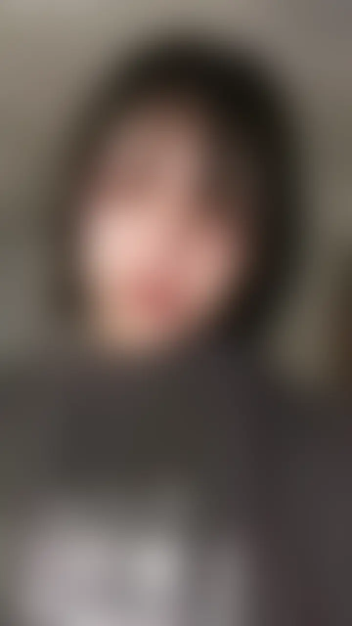 94分の長編動画で、スタイル抜群のボブショートが可愛く似合うコンカフェ嬢さんとのビデオ通話オナニーです。彼女は今、専門学校に通う学生で、明るい笑顔とすらっとしたスタイルがとても魅力的。ショートヘアがキュートな印象をさらに引き立てています。1回目のビデオ通話では、最初は上品にリップを塗りながらカメラ越しに微笑んでくれ、徐々に興奮が高まって下着を脱ぎ始めました。意外にも下の毛がふんわりとしっかり生えていて、そそる眺め。指で優しくクリを刺激しながら「気持ちいい…」と可愛く喘ぎ、だんだん熱が入ってきます。2回目の通話はさらに大胆に。彼女が愛用しているピンクのディルドを取り出して、ゆっくりとおま◯こに挿入するシーンからスタート。ボブヘアを少し乱しながら腰を動かし、ディルドを奥まで出し入れする姿がたまらないです。濡れた音が聞こえてくるほど本気モードで、喘ぎ声もどんどん大きくなってとても興奮します。3回目のクライマックスシーンでは、アナルも惜しげもなく見せてくれました。おま◯こをくぱぁと広げてピンクの内側までしっかり見せながら、ディルドを激しくピストン。ショートヘアが汗で少し張り付く様子がリアルで、気持ちよさそうな表情と「イキそう…!」という声が最高に可愛いです。最後は全身を震わせて絶頂を迎える姿までしっかり見応え抜群のオナニーでした。全体的に彼女の学生らしい初々しさと、コンカフェ嬢らしいサービス精神あふれる積極的なプレイが合わさって、非常に興奮できる内容です。 (2/2)