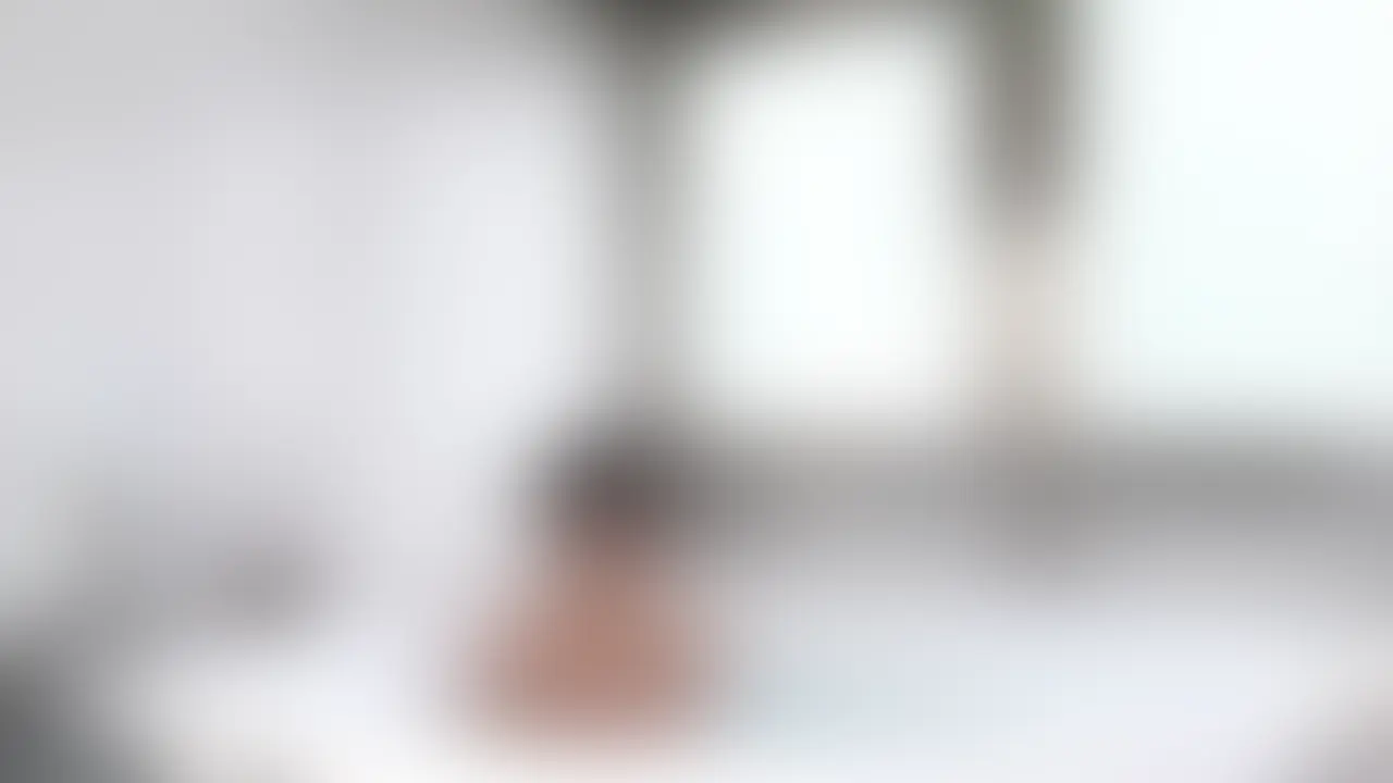 普通にかわいい子を、露天風呂からベッドまで徹底的に犯した長尺動画(90分)。本編は顔出しです。
最初は露天風呂で甘くイチャイチャしていた子が、ベッドに移ってからは一変。駅弁で抱え上げられ、子宮を容赦なく突き上げられると、徐々に足が崩れ、泣きながら「もう無理…壊れる…」と繰り返し始める。
やがて自我が溶けていくように表情が完全に崩れ、ただひたすらに体を痙攣させながらイキ果てるだけの状態に。最後は限界まで溜め込んだ大量の精液を、抵抗もできない彼女の奥に叩き込んだ。溢れ出るほどの濃厚な中出しで、妊娠の危険すら感じさせる大量注入。ぐったりと崩れ落ちた彼女の姿をしっかり残している。
普通にかわいい子が、ハードな駅弁でメンタルを粉々に壊されていく様子を90分にわたって収録。
この価格(¥4,980)は今だけでのご提供です。
この機会を逃すと二度とこの価格では見られませんので、気になる方はお早めにどうぞ。 (2/2)