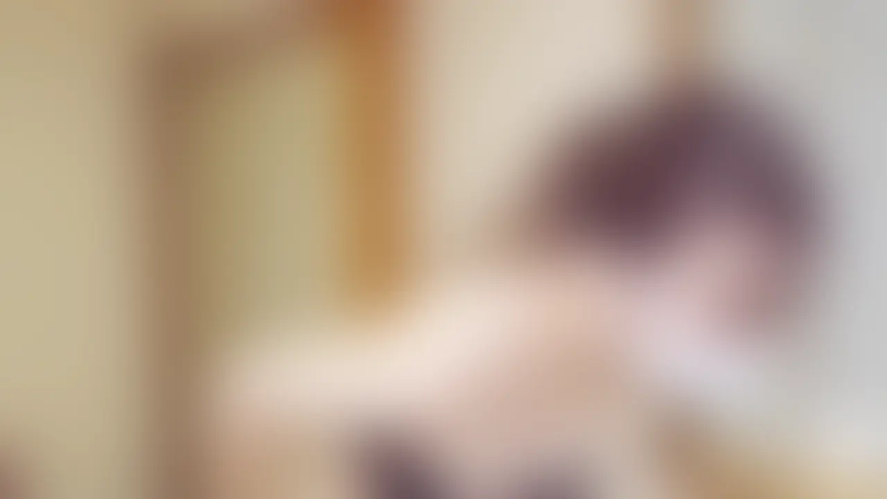 [yuna 妄想#015] 網タイツに着替える、その静かな誘惑

yunaは、大学の合宿で都内の古民家に滞在中。
みんなはまだ練習中で、部屋には自分しかいない。
ふと落ち着かない気持ちになって、そっと髪を整え、正座をしてみる。

あの人が、もしこの襖を開けたら──
きっと何も言えずに、うつむいてしまうかもしれない。


…もしかして今、あの部屋で、ひとりで淫らなことをしてるのかもしれない。


合宿中の一室。
yunaは、みんなと過ごす時間の前に、ひとり静かに着替えを始める。
選んだのは、少し大胆な網タイツ。
鏡の前でそっと脚を通すたびに、自分の中の“もうひとりの自分”が目を覚ましていく。
誰に見せるわけでもない、ただ、自分のための変身。
でも──もしかしたら、あの人が、ふいに扉を開けてしまったら。

…全部、俺の妄想だけど。 (2/2)