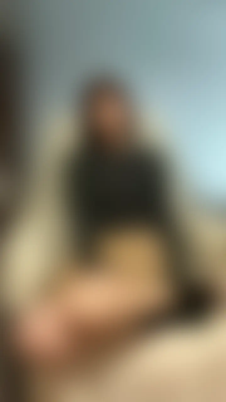 結衣です！今回はちょっといつもと違う動画を撮りました📷

私の匂いを順番に、じっくりかがせてあげる動画になってます。
手から...靴下、足、そして最後は...

こういうの好きな方がいるって思ったら、なんかドキドキしちゃって。
ちゃんと隅々まで嗅いでくださいね❤ (2/2)
