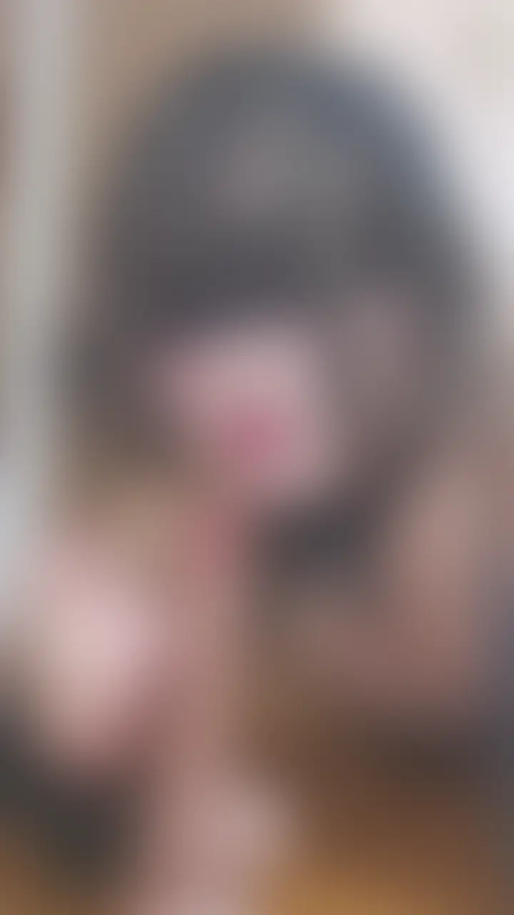 久しぶりの長尺(?)動画です
いつもは家族が寝た後にこっそり撮影することが多かったんですけど、今回は誰もいないときに大声で喘げたので気持ちよかった!
とはいえ家だとここまでしか声出せないので、いつかラブホとかで絶叫喘ぎしてる動画も撮ってみたいです (ちなみにXのメディアを遡るとラブホで絶叫喘ぎ動画がある)
本当はもっと長く撮りたかったんですけど、暑いしイってスッキリしちゃって終わっちゃいました…
今度はイクの我慢して長めに撮りたいです
0:00~ ディルドフェラ&手コキ
6:30~ お気に入りのおもちゃで潮吹き
16:52~ ピストンマシン
25:35~ 絶頂 (2/2)