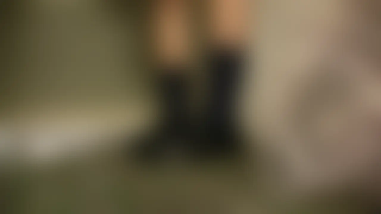 裏アカ制服娘の使用済みパンティお宝。
若い素人女のパンツ収集が趣味の40代半ばのオヤジです。
いつも通りネット掲示板にいる裏垢女子にかたっぱしからメッセージを送って会う約束をこぎつけました。
もうだいぶ慣れましたが、今回の女の子も終始、嫌そうな顔をしています(笑)。
それでもこのHちゃんは質問したことにはちゃんと答えてくれる素直な子でした。
少し乳首をいじっただけで、パイパンのオマンマンをグッチョリと濡らすあたり体のほうも素直な子ですね。
私のコレクションがまた一つ増えました。 (2/2)