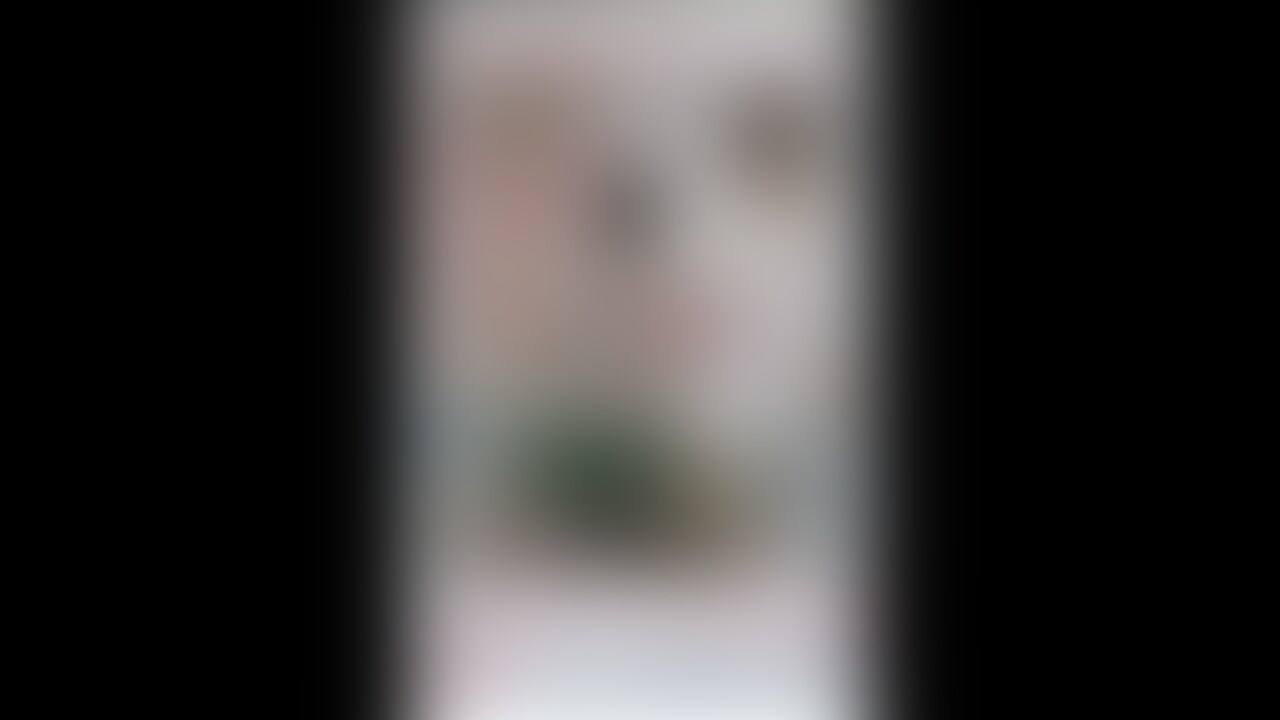 こちらの映像は接触イベントでアイドルと繋がり、ハメ撮りまで撮った男性から持ち込まれた動画です。
一見すると、なんでもないカップルのハメ撮りのようですがそこに映し出される女性が、清純を絵に書いたようなアイドル(もちろん処女設定!)だというのですから驚愕。
にわかには信じられない内容ですが、その証拠にと、同時に「粘膜接触」に至るまでの「普通の接触」の証拠、2ショットチェキも持参してくる有力ソース付き。
チェキとハメ撮り動画の人相を見比べると確かに似ており、信憑性はぐっと高まります。
ファンを大事にするのはアイドルにとって重要なお約束とは言え、フェラチオ、騎乗位ご奉仕までしてしまっては、一人のファンに対してのサービスとしては過剰過ぎます。
とはいえ、アイドルといってもひとりの人間、ヒラヒラのパニエを脱げばひとりの女の子です。恋人以上の近距離に身体を密着させるチェキ撮影、同じCDを何枚も買うという通称「積む」という行為で露骨に示される自分への好意を目の当たりにしたら、承認欲求を満たしてくれるヲタクと身体の関係になってしまっても仕方がないのかも知れません。
この映像を、アイドル歌手(公人)の背信行為と取るか、愛し合う男女のハメ撮りビデオと取るかはご購入された方々に委ねます。
当アカウントはどちらの立場にも汲みするものではなく、あくまで報道としての観点より映像を公開するものです。
※映像の秘匿性を鑑み、サムネイルでは目線処理を施しておりますが、ご購入いただいた方にのみ、本編では被写体女性の顔面は公開されます。
-----------------------------------------
動画:23:26
1280×720 (2/2)