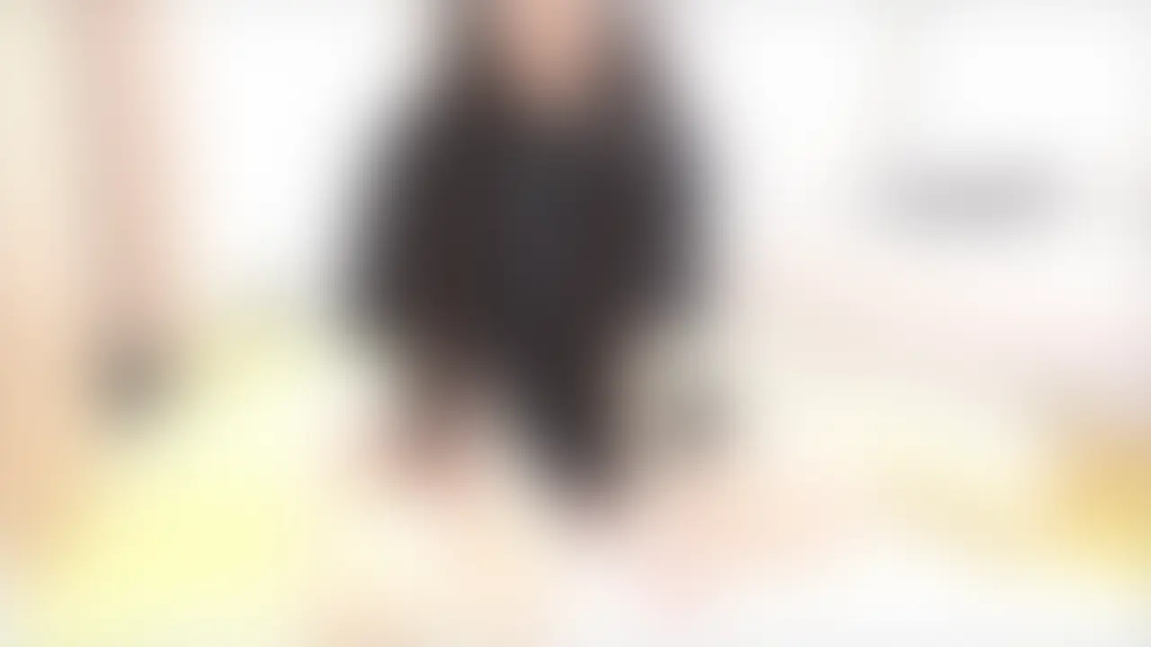 【🚨触手マット✖️大量潮吹き🚨】大量ローションで”ぬちゅぬちゅ”マンズリ👉連続潮噴きして部屋中おし◯こまみれ💦【27分30秒🎥】

いろはすです🐈‍⬛

フォロワーさんに勧められて、
今話題の『テンタクルンルン』っていう
触手マットのオモチャつかってみました♡♡

溜めに溜めたムラムラが爆発しちゃって
気づいたら27分超えの長尺ボリュームに…🥺💕

えっちすぎる内容の動画になってるので
覚悟してみてくださいっ🥰

【触手マット×大量ローションでぐちょぐちょマンズリ💗】

いっっぱいローションを垂らしたテンタクルンルン
の上に座ってゆっくりマンズリ…💕

イボイボのところがイソギンチャクみたいに
おま◯こに吸いついて
『ぐっちょ♡ぐっちょ♡』って
えっちな音が部屋に響いてた…😹💗

おま◯こに当てた瞬間から
勝手に腰が動いちゃうくらい気持ちよくて

心の中で
(イクの我慢しよう…!) って思ってても

クリにぞりゅぞりゅ♡って当たるのが
触手が気持ちよすぎて我慢できない…🥺

こすりつけて10分も経たないうちに
『ブビュｳｳｳｳｳｳ💦』
ってめっっっちゃ大量の潮吹きしちゃいました…💦

【部屋中におし◯この匂いが充満….】

テンタクルンルンが
あまりにも新感覚で気持ち良すぎて
これまでにないくらい大量に噴いちゃって

いろはすの『おし◯この匂い』
が部屋に充満してました…🥺

恥ずかしいけど、
みてくれてる変態さんに伝わったら嬉しいなぁ…💭
って思ってます♡

27分超えの長編動画になっちゃったけど
編集がんばったのでみてほしいです🥺

※動画は予告なく非公開にする場合がありますので
お早めにご覧ください。
※27分30秒動画 (2/2)