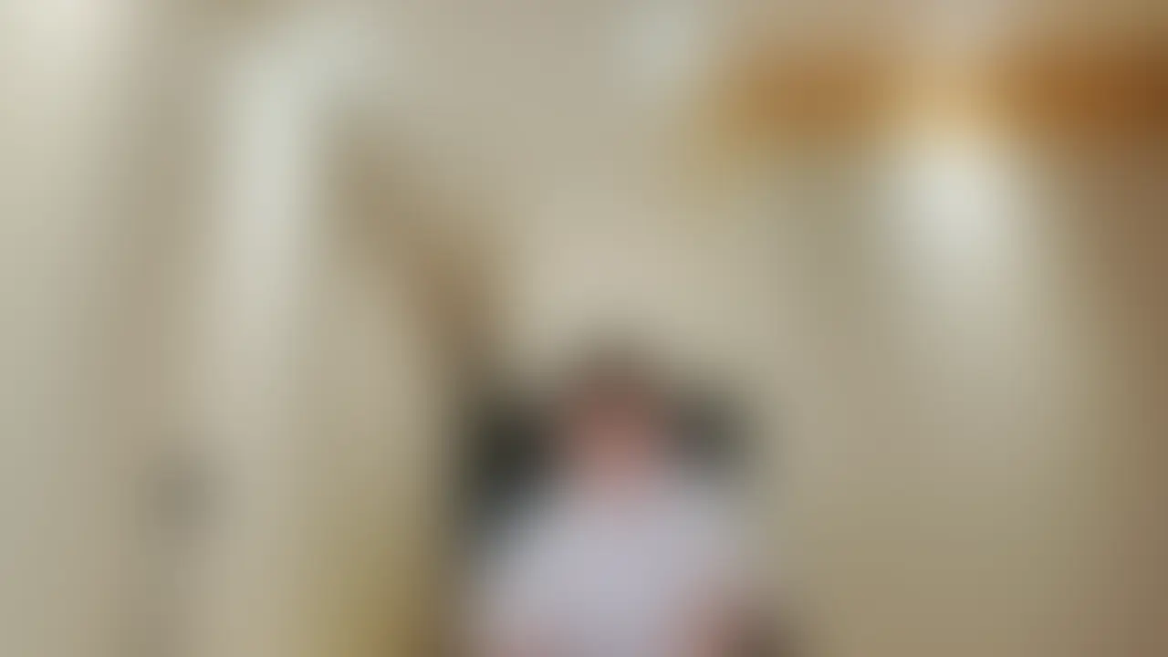 りんちゃん 笑顔のドS痴女の第四弾はM男責めのフルコース!唾液たっぷりのヌルヌルフェラに、ローション+ストッキングの足コキ・手コキで、ストッキングのオナホールに大量射精!さらに射精後の追撃で骨抜きに
りんちゃんとは、今まで何度か逢瀬を重ねてますが、唾液が天然ローションのようにヌルヌルで、ダラダラかけてもらって触られるだけでいつも我慢できずに出そうになります。
そんなりんちゃんとのプレイ。
早速、
「舐めてほしいの?」
唾液たっぷりのヌルヌルの状態で、今度は手コキ。
最初は優しいタッチの刺激にもどかしくなり、身をよじらせて感じてしまいます。
亀頭に特化してスリスリされるたび、ビクンビクンと反応する姿を見て、りんちゃんはとっても嬉しそうに笑います。
手コキといっても、鬼頭部分に指を這わせながら
「ほらくるくるしてるだけでやばい」
「マッサージやばいやばい?」
の言葉責めも。
「気持ちいい?」
また、少しの間でも
「ちんちん自分で触るの禁止だよ」
そしてローション。
ストッキングを手に履き替えて、上下に手でシコシコシコ。
これは強烈な亀頭責めで、
「ストッキング手コキで出したら面白いね❤️」
強烈な亀頭磨きに苦悶。もう、この世のものとは思えない刺激。
射精後のヌルヌル亀頭に、再び手でシュシュシュと亀頭磨き。
そして、とうとう我慢できずにストッキングのオナホールに大量射精。
精液まみれのストッキングを見せられながら、イったばかりで敏感な亀頭を追撃されて悶絶。
やめられない射精後の亀頭磨きに、意識が遠のくくらいの気持ちよさでした。 (2/2)