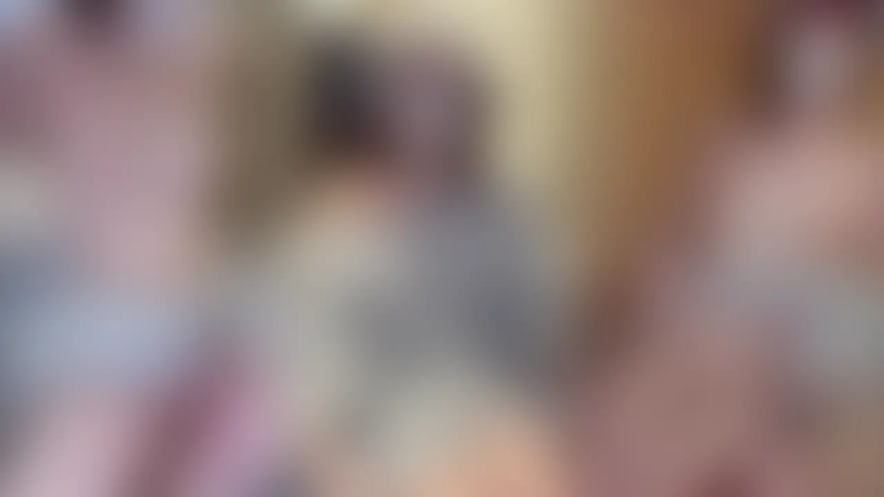 はじめに「いいね♡」を押してから見てもらえると嬉しいです❣️
残暑の暑さの中、汗だくでプライベートサウナに籠もってハメ撮りしました🔥  
今回は全裸にサウナポンチョ＆サウナハット姿のユキと汗だくハメ撮り３シチュエーションです❣️

🌟サウナ室で汗ばんだおっぱいを揉みしだきながら乳首を弄ると、  
　ユキがちんぽを握ってそのまま手コキ＆濃厚フェラ、背面騎乗位で奥突き挿入💦  
🌟火照ったカラダを水風呂で冷まそうとした瞬間、真っ白な裸に欲情して立ちバック突きまくり💓  
🌟ラストはテーブルでM字開脚させてガン突き…半外半中出しでぶちまけフィニッシュ💓

合計68分の長編大作、汗と愛液まみれの濃厚セックス三昧❣️  
抜きどころしかない完全保存版です💓💓💓 
ユキのいやらしくて美しいカラダをたっぷり堪能してくださいね❣️  

プラン登録もぜひお願いします🌟
「いいね♡」やコメント、本当にありがとうございます🥹✨
みなさんの感想がユキの大きなモチベになっています💓
これからもプライベート感満載のハメ撮り動画をどんどんお届けしますので応援よろしくお願いします❣️ (2/2)