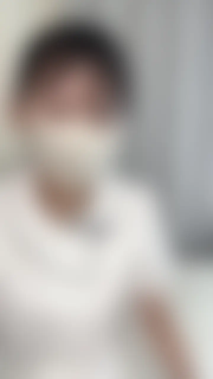【商品限定動画】中出しセックス…みるくが気持ちよくしてあげるね💗////
こんばんは、みるくです💗
今日はね…本当はダメって分かってるのに、止められなくなっちゃった夜の出来事です…🫣
両手を怪我して動けない患者さんに寄り添っているうちに、
「おっぱいで気持ちよくさせてあげるね…」って、つい甘やかしちゃって…💗
誰かに見つかったらダメなのに、距離はどんどん近くなっていって、
そのまま戻れなくなるみたいに、深く関わっちゃうの…🫶🏻
ダメだって分かってるのにやめられない感じと、
全部任せてもらってる感覚に、みるくもドキドキが止まらなくて…💗
最後は息を整えながら、
「また…一緒にシようね?」って、小さく約束しておしまい🫣💗 (2/2)