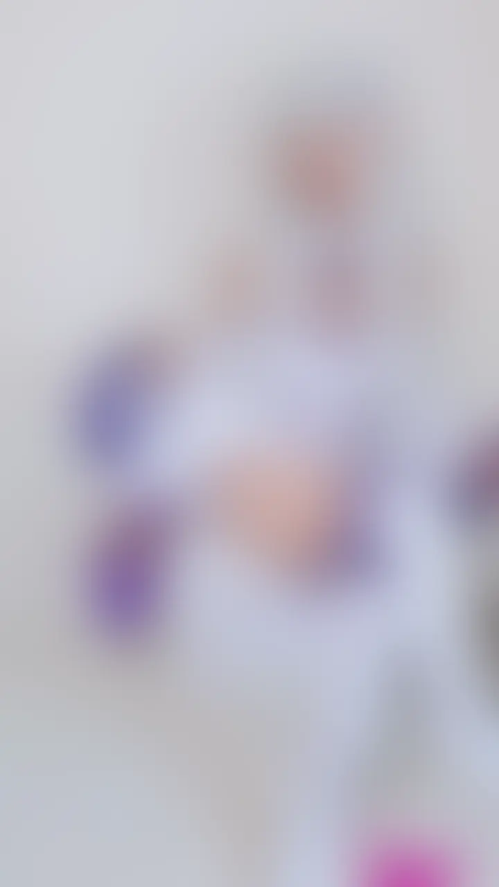 ひさしぶりにリゼロのエミリアたんのコスを着てみたよ～💕
今更なんだけど、親衛隊のみんなってリゼロとか見たことあるのかな😂？わたしは原作大好きなので、エミリアとかレムとかのコスを着るとあがるんだけど、もしみんなが知らなかったらなんかごめん💦

もし知らなかったら、ネトフリとかで見れるから見てみてね！3期からキャラデザが変わって、エミリアたんのおっぱいがすごいことになってるの😂

ここからは、今後の話なんだけど・・・

いろいろ考えたんだけど、親衛隊のみんなにプラン変更とかでめいわくかけちゃってるから、今年のハロウィン🎃は10月中に新・親衛隊プランに入ってくれたみんなに、ぜんぶの動画をみてもらうかな？とおもってます。

どんな内容になるかはまだかんがえちゅなので、楽しみにしててね！
あと、これからは私がやりたいこともするけど、みんなの意見も参考にしたいから、こういうの見たいとかリクエストたくさんくだしゃい🐤

これからはりいなをみんなで育成してほしいです😳💕 (2/2)