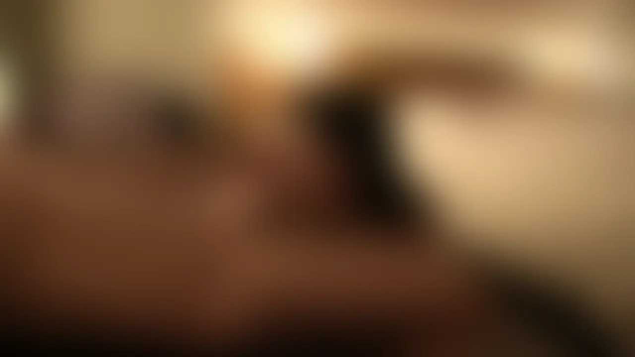 久々に再会した幼馴染とずっぽり汗だくセックスしたった。
何年か前のある暑い日のことです。
その日地元で夏祭りがあったんですよね。連休はじめで暇だったし、じゃあ行くかーって参加したんです。
そうしたらフランクフルトの屋台だったかな、そこでたまたま元同級生の女と再会したんです。おおよそ10年弱ぶりくらいでしょうか。
せっかくの機会ってことで屋台飯とビール買って境内で話してたらなんかいいムードになってきて、勢いのままホテルに行きました。
聞けば彼氏に祭りデートをすっぽかされた上、セックスも結構ご無沙汰だったとかで、その夜は大分盛り上がっちゃいました(笑)
ダメダメって言いながらも腰動かしまくりのイキまくり、汗だくになりながら夢中で互いの体を味わい尽くしました。打ち上げならぬ突き上げ花火が炸裂しましたよ。
あれ以来会ってないけど、せっかく動画撮ったんでよかったら観てください。 (2/2)