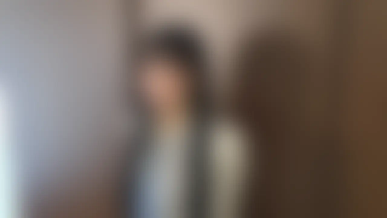 【完全未経験素人18歳れあちゃん】不安そうにしている美人娘にスカートを自分でめくらせてパンツを拝見してじっくり観察。ベロ観察をしたあと、後ろから身体をまさぐりますブラを外すと、形の良いおっぱい。乳首にチューチューと吸い付き乳首を堪能。代わって私の乳首を舐めさせると長めの舌で献身的に舐めてくれます。そして愚息を咥えてもらいます。ゴリュゴリュッと口いっぱいに含みながらストロークしてくれ、上目遣いでこちらを見つめてくる姿はとても可愛いです。えっちがとても上手な娘のようです。
ベッドに横にさせ彼女のパンツを脱がせます。すると出てきたのは縦スジぱいぱん。ピンクのパンツは汚れていたので記念に収めておきました。ま〇こを拡げると小さめなピンク色をした穴の中が。そのままべろべろとクンニをして一度絶頂してしまいました。ケツ穴は丸見えです。
そしていよいよ挿入。中はきっつきつのとろとろ。きゃんきゃんと高めの声で鳴いてます。何度も絶頂を迎える可愛い姿は必見で綺麗なアナルも丸見えです。騎乗位は腰のグラインドが素晴らしく、M字騎乗で乳首舐めまでしてくれました。最後は正常で生中フィニッシュです。 (2/2)