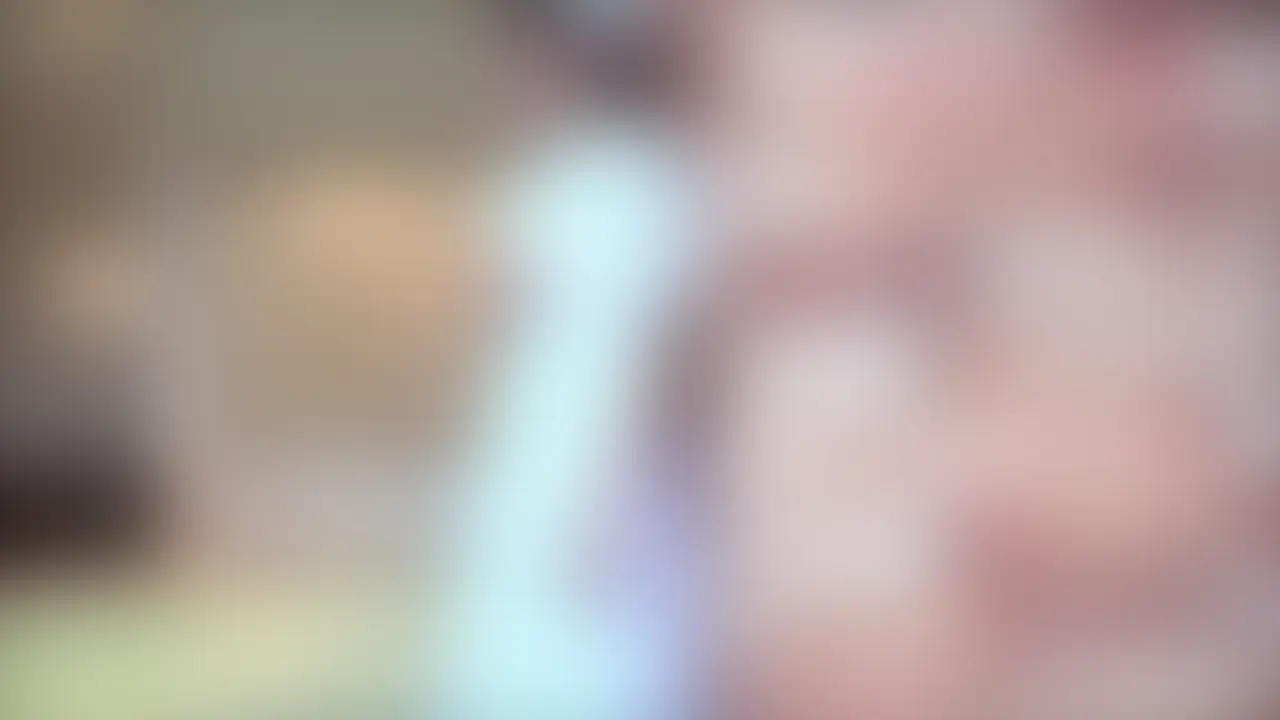 純白ナース服で泥んこプールの中で泥んこ遊びを楽しんでいます。新品のナース服を真っ黒にに泥で汚していって最後はナース帽も泥だらけに。 (2/2)
