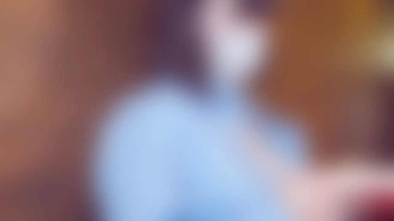 [risa 妄想#013] ノートを閉じたあと、こぼれる秘密。


なんとなく目に留まった女性がいた。
もちろん、話しかけることなんてできない。
名前も知らない。でも、こうして勝手に想像してしまう——
『もしも、あの子があんな姿を見せてくれたら』って。
これは、“ある中年男の妄想”です。


risa は、編集プロダクションで働く26歳のライター。
取材では冷静で、言葉を慎重に選ぶ“聞き上手”。
けれど、原稿を書き終えた帰り道——
彼女には、誰にも言えない癖がある。
お気に入りのカフェの隅で、
人の目を気にしながらボタンをひとつ外す。
心臓の鼓動とともに、彼女の中の何かが静かに目を覚ます。


…もしかして今、あのビルで、ひとりで淫らなことをしてるのかもしれない。


胸元のボタンをそっと緩めて、深呼吸をひとつ。

——仕事の顔を外したとき、自分が誰なのかを確かめたくなる。

テーブルに肘をついた拍子に、シャツの隙間からこぼれる素肌。
それは、彼女自身すら気づかない“無防備な誘惑”。
見られることを意識するたび、
risaの中で、書き手と女の境界がまたひとつ溶けていく。 (2/2)
