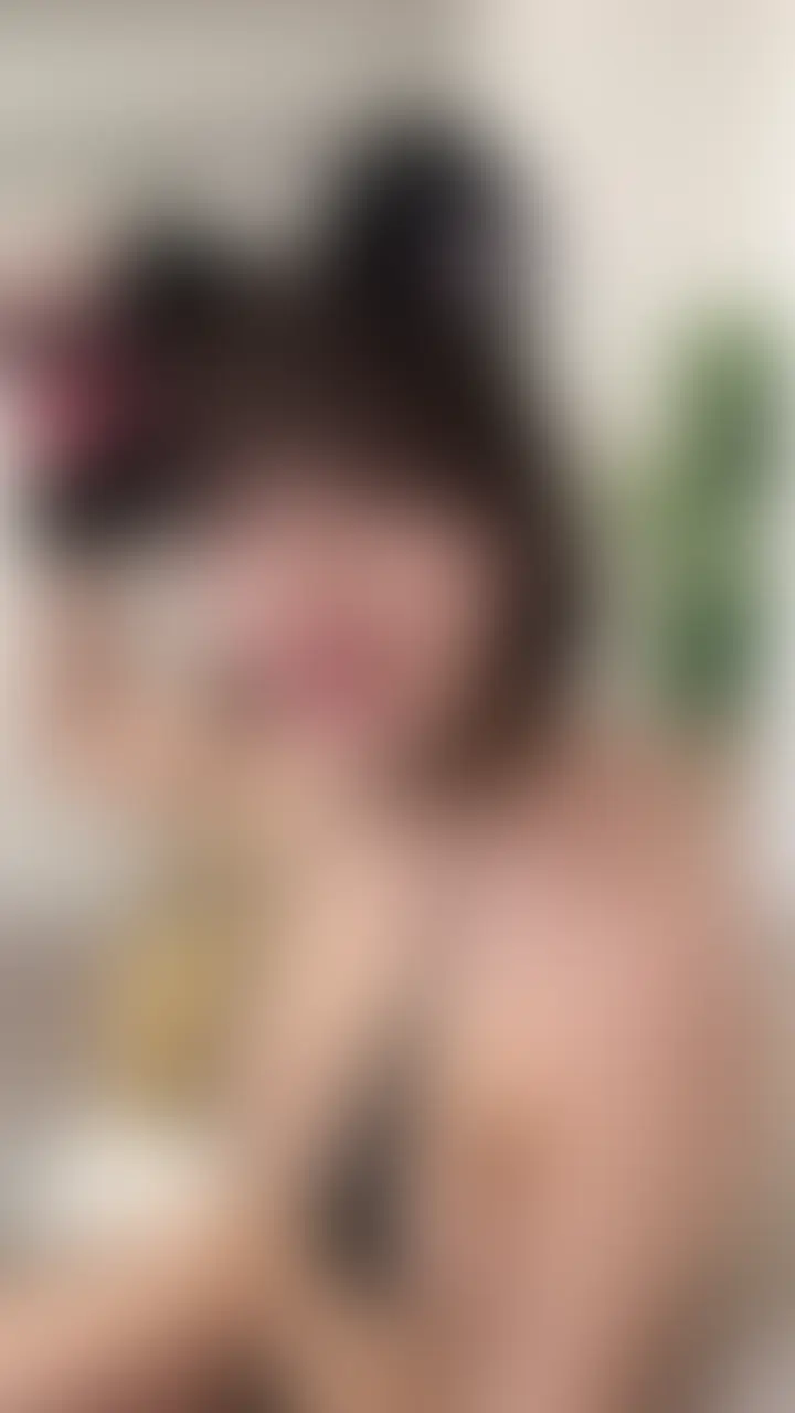 こんばんわっ!
月です🫶
ついに‼️
猫コス動画公開します✨
元々する予定なかったんだけど
みんなが「見たい」って言ってくれて
急遽!撮影してきました😸
やるって決めたからには
前回の猫コスを越えないと意味ないと思ってる
でも安心して
ぶっちゃけ前回の猫コスの時と比べものになりません
月が見つめながらしてるフェラ
上から見下ろす騎乗位
想像してみて?
そのまま頭から離れなくなると思う
本当に過激なので本気で見たい人だけ見てください。 (2/2)