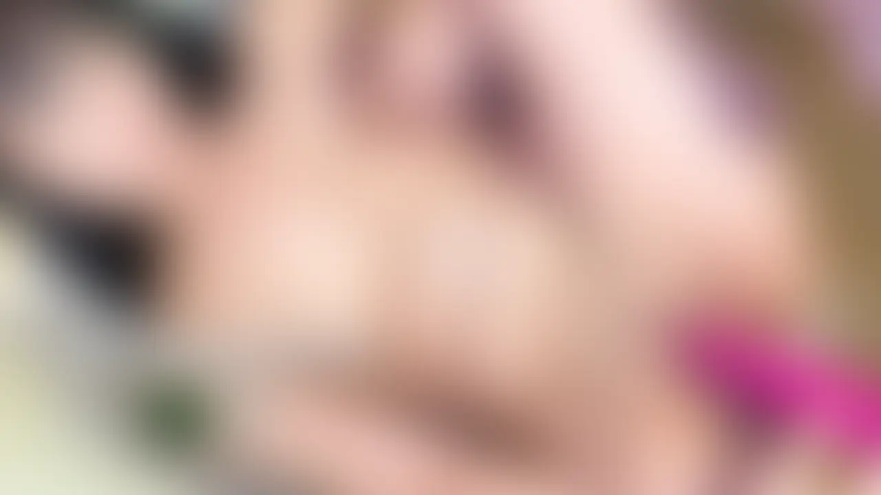 【FREEサンプル動画はこちら】
https://myfans.jp/posts/24805ff3-5312-4d68-92dd-86ca745de3e2

【大量潮吹きトイレオナニー】美女がバイブでマンコ掻き回し→トイレ中に飛び散る濃厚潮吹き

＜完全個人撮影＞(17分)
※本編完全顔出し
※局部にはモザイクあり

トイレにこもった素っ裸の超美女が、欲情を抑えきれずに本気でオナニーを始める。

おっぱいを荒々しく揉みしだきながら、太いバイブを自分のおまんこに一気に突っ込む。
「んあっ…！」と甘い喘ぎを漏らしながら、激しく腰を振り、
ぐちゅぐちゅと卑猥な音を立てて奥まで掻き回す。

我慢できなくなった瞬間——
勢いよく大量の潮が噴水のように飛び散り、床や壁にまで飛び散る。
本人も予想していなかった強烈な潮吹きに、顔を真っ赤にして照れ笑いを浮かべる姿が最高に淫乱…。

それでも快楽に溺れた美女はバイブを抜かず、さらに激しくオナニーを続け、
部屋中に女の子の濃厚な潮の匂いが充満する中、
全身をガクガク震わせながら本気でイキ狂う。

生々しい潮の飛沫、濃厚な匂い、照れながらも淫らに乱れる美女の姿を、
17分間たっぷり収録した極エロ潮吹きオナニー動画です♡

[注意事項]

・作品に登場する出演者は公的な身分証で成人以上であることを確認し、撮影の同意もいただいています。
・動画や写真を許可なく2次使用や第3者への譲渡、転載、転売等をすることを固く禁止します。
・無断販売・無断転用をした場合は法的処置をとらせていただき、損害賠償請求を致します。 (2/2)