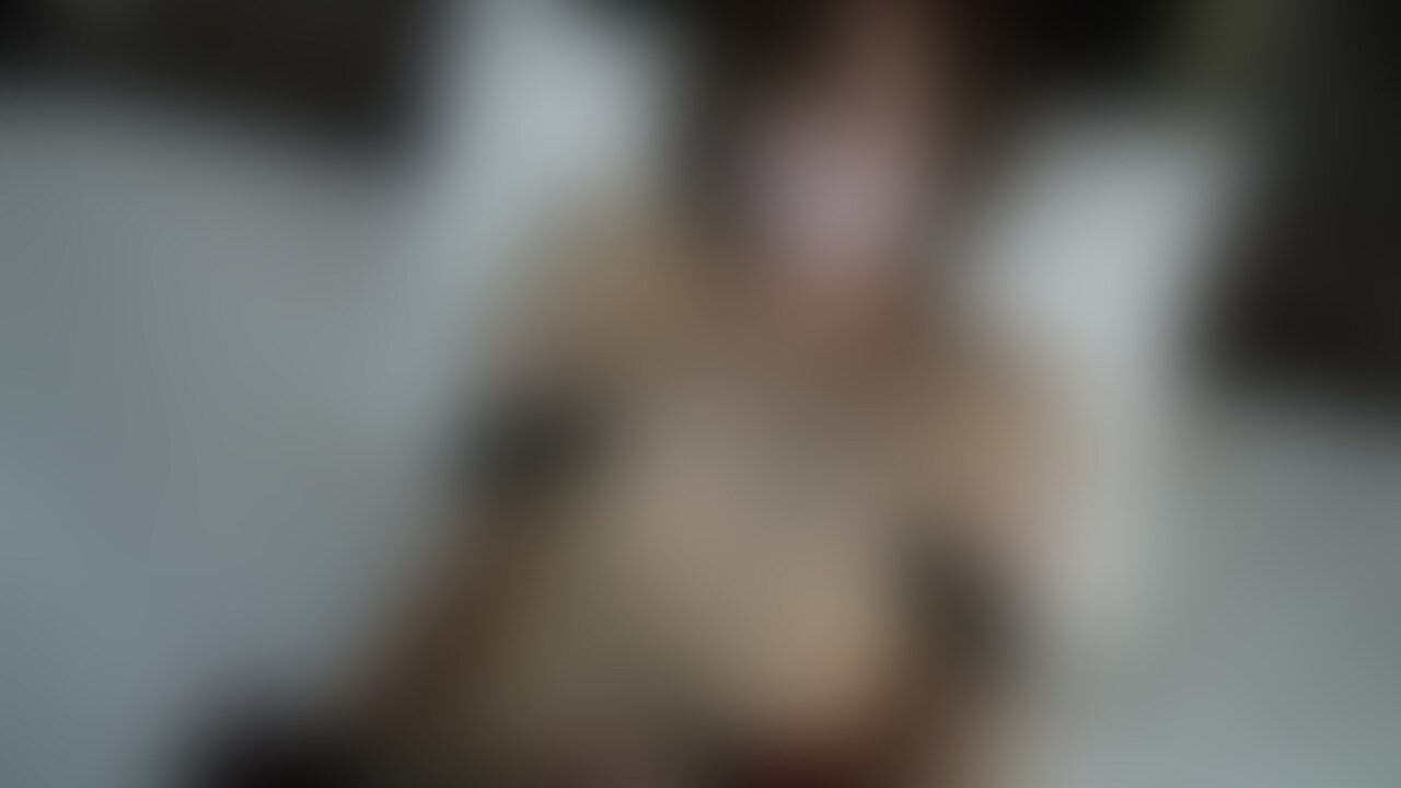 久し振りの○○○束シリーズ🥺

手錠にテープでM字固定。

身動き取れないましろに乳首バイブで乳首攻めから始まり、電マアタッチメントつけた電マでズボズボと中とクリを虐められたあとは…

バイブでズボズボされて…連続絶頂💦

ましろMなのかな💦ビチャビチャで困っちゃった🥺 (2/2)