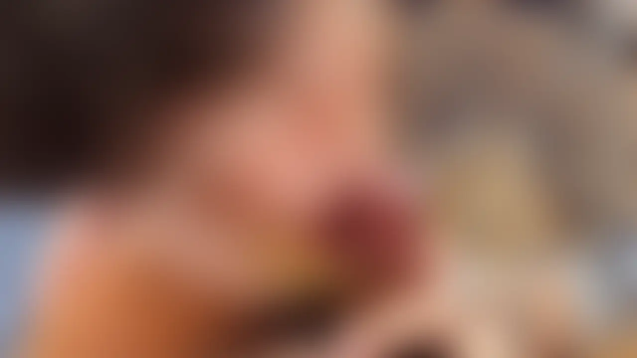 初めての男体験でまさかめちゃくちゃに潮吹きしまくってしまった超巨根クォーターノンケ。 sample 1