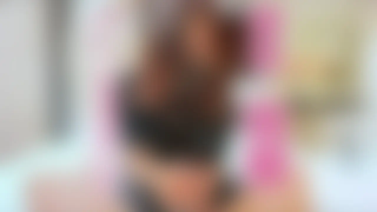 明るい性格で一見一件エッチそうではないが

ちんちんを眼の前にしたら唾液を垂らしまくりの変態手コキ

もちろん包茎みんなのリクエスト指入れもやってくれていますので

ぜひぜひ楽しんでくださいね！

隣に座っている同僚がこんな手コキするなんて・・・。 (2/2)