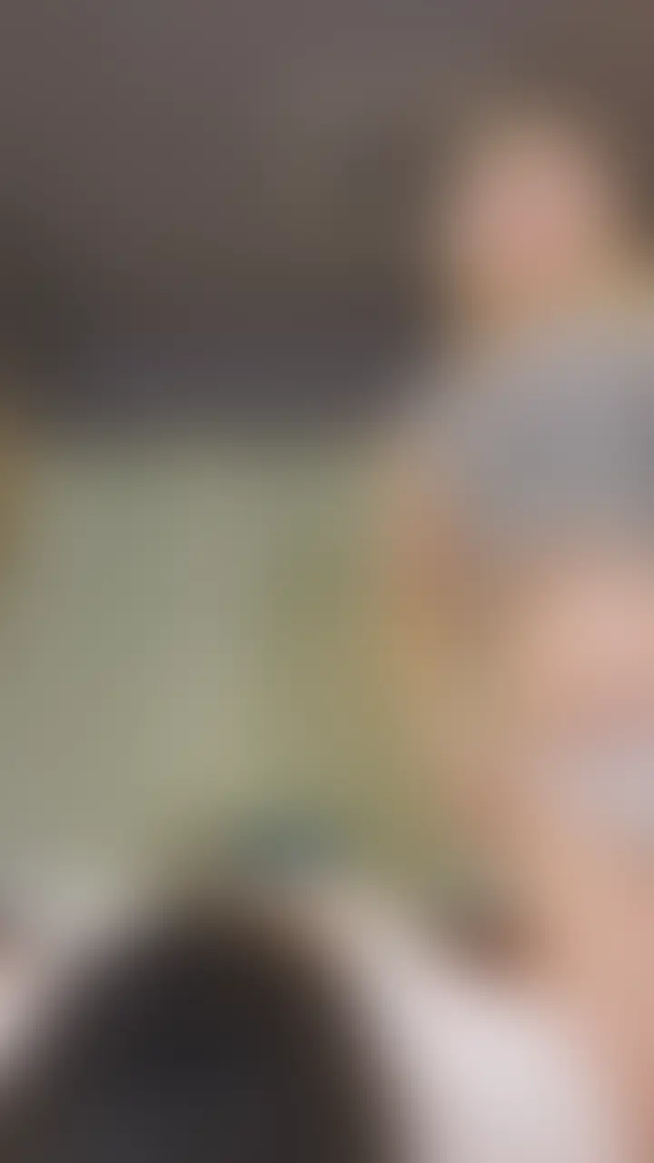 さな様の生顔面騎乗匂い責めです✨

下着をゆっくり脱いで…
生ま◯こで直接顔に座っちゃった♡

私の消臭道具になってよね？
鼻と口にぴったり密着させて、むわっとした一日分の匂いをたっぷり嗅がせてあげたよ〜✌️
腰を軽く動かしながら、クリを鼻先にぐりぐり押しつけて…
生の濃い匂い、頭おかしくなるまで吸い込ませちゃった♡

逃げられないように体重かけて、息するたび私の匂いしか入らない惨め状態💞

顔中私の匂いでマーキング完了🥰
鼻周りがいやらしい汁でテカテカ…
💕

==================
２アングル分の動画です
17分21秒 (2/2)
