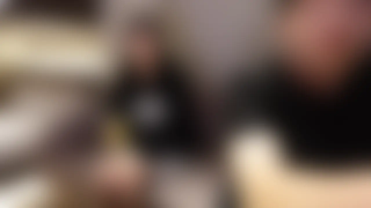 青●学院大学2年生のゆいちゃん。ほろ酔い立ち電マで足腰ガクガク。才女のクリの感覚がバグるまで追い込みました。
今回のお相手は、美女が多いことで有名な青●学院大学文学部の2年生、ゆいちゃん。バトミントンサークルに入っているそうです。
大学からそう遠くないエアビーでネトフリ見ながら乾杯。
あんまりお酒が強くないとのことで、早々に目がトロンとしてしまうゆいちゃん。
色白の肌がほんのり紅潮しているのを見るとムラムラしてしまい、そのままソファで始まっちゃいました。
電マが特にお気に入りだったようで、両手固定して立ち電マしてあげると、身体を捩らせながらイキまくり。ガクガクと脚の震えが止まりませんが、座ることも電マを止めることも許さず快楽に沈めていきます。
クリの感覚が完全にバグってしまったつばさちゃんのにおまんこにゆいと棒を突っ込み容赦なく子宮を突き上げると、今度は中でも絶頂ループ。
正常位でフィニッシュ後、しばらく起き上がれず放心状態になってしまうゆいちゃんでした。 (2/2)
