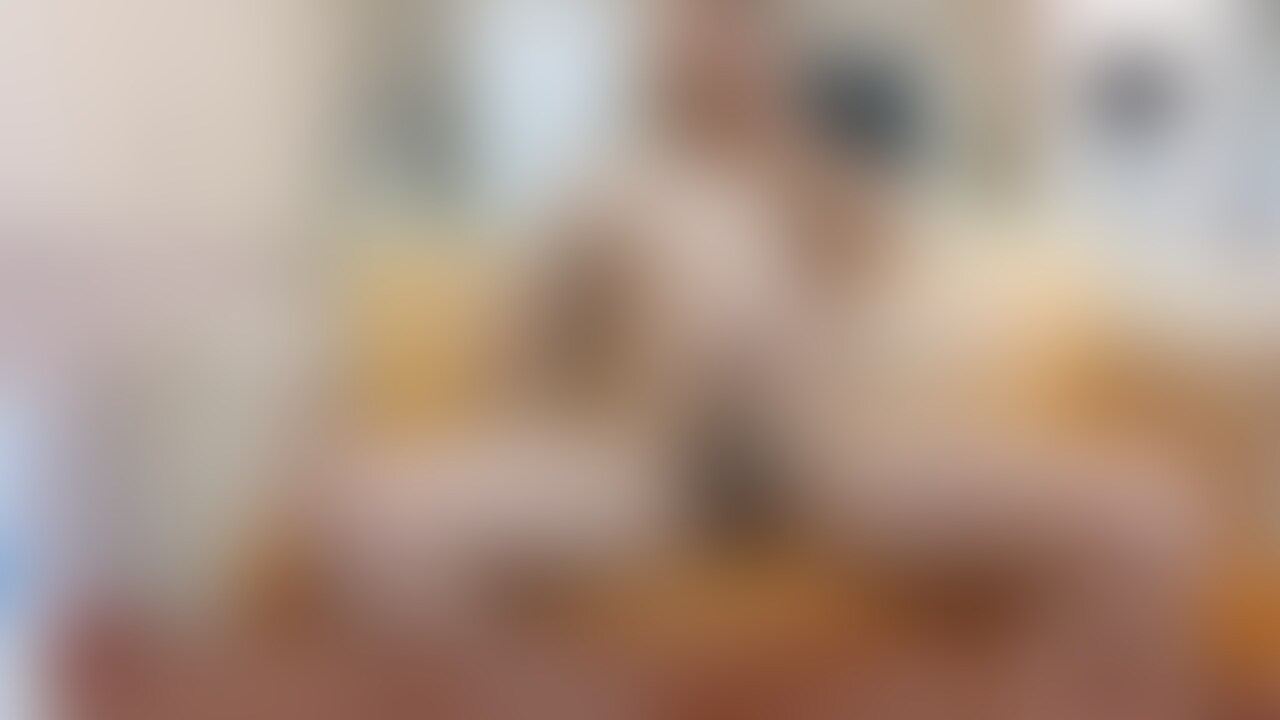 ソファでmoussyデニムを履いた妻が巨根に跨り気持ち良い所に擦り何度も絶頂してる様子です。 (2/2)