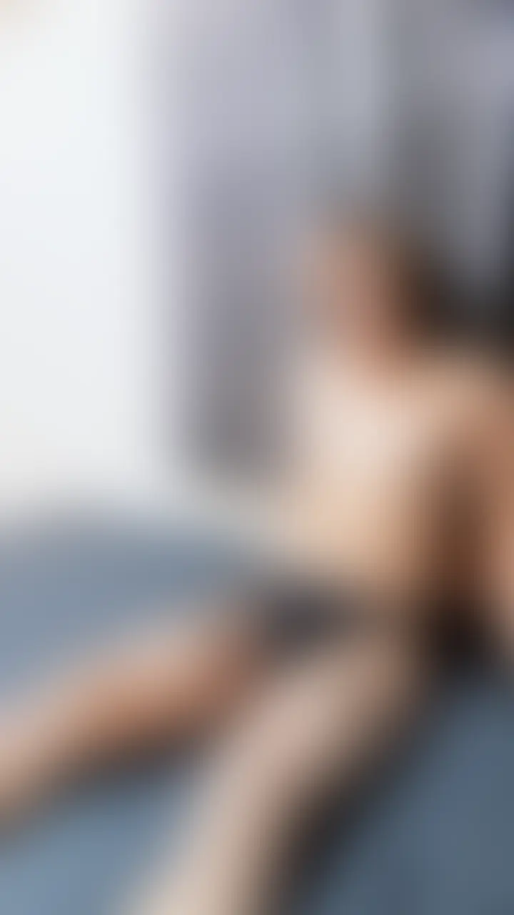 女の子のパンティを履かされたまま
自分の勃起が情けないほど目立ってテントはってる🩷
「女の子のパンティ履いて興奮してるの？ヘンタイ🩷」
パンティ越しに撫でられ、
寸止めの波が何度も押し寄せてくる🩷
何回も何回もイキかけて、結局は2回ともルーインドお漏らし射精🩷
快感と悔しさが混ざって、
腰が勝手に震える🩷
“壊される快感”を、ただ受け入れるしかなかった変態M男…🩷 (2/2)