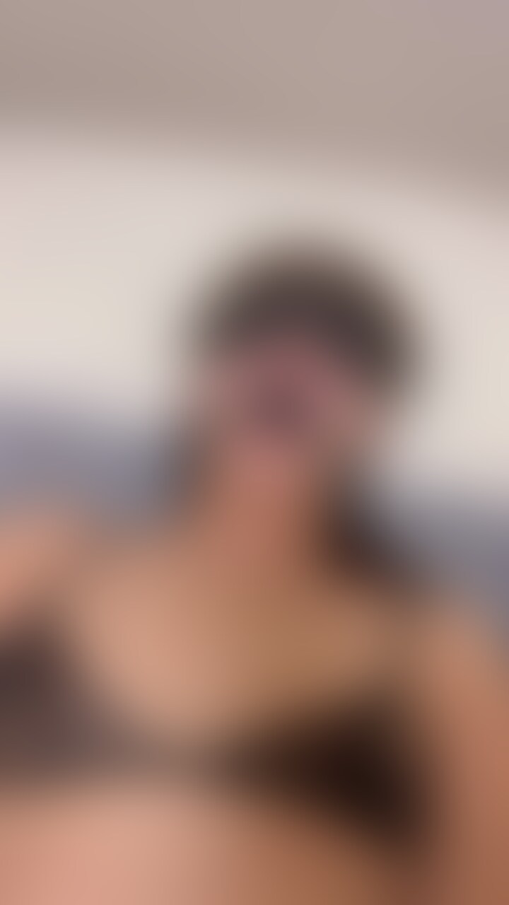 初めて目隠しに○○○足枷されちゃった😳
目が見えないってどこ触られのかとか想像しちゃうとすごく濡れちゃった😂😂
おまんこぐちゅぐちゅだったからそのまま挿入されていっぱい中に出されちゃった❤️ (2/2)