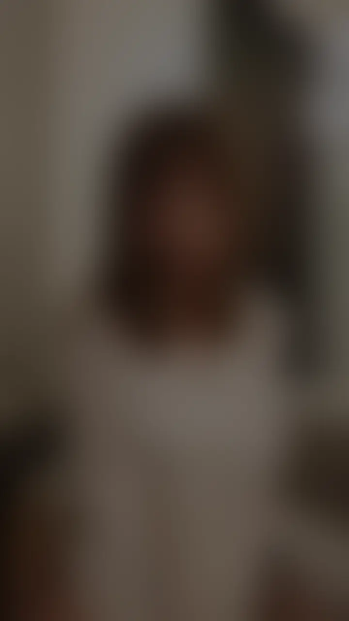 こんばんは✨
更新お待たせですっ！

今日は先日のパープルランジェリー💜
その動画編です。。㊙︎


今回はずっと使ってみたかった、とあるアイテムに挑戦しちゃいました…！

自分の欲求のおもむくままに撮っていたらかなり長くなってしまっていて、、💦
今回の動画も前半・後半に分けようかなぁと思っています🙏

ということで今日はその前半♡
今回はちょっぴりフェチズム強めかも…🩷


いつものように仕事から帰ってきて、
リビングでリラックスタイム♪

寝る前にしたくなっちゃったんだけど、この日はいつもと違うオナニーがしてみたくって。

目隠しに、首輪、そしてちくびクリップ…
はじめてのアイテムにドキドキしながらも、挑戦してみたよ


目隠しって、全然視界が見えなくなるからか
いつも以上に敏感になるみたい♡
乳首をクリップで挟んだ瞬間、ビクんッて
思わず仰け反っちゃった…💦

頭の中ではね、
いたずらっぽく乳首を甘噛みされてるところを想像しながらちくびをコリコリっ。。///

そのあとはお尻を突き出してｸﾁｭｸﾁｭ…
この時点でいちど、イッちゃってる…💦
さらに脚を広げて電マ責め。。
…ちくびクリップのせいか、いつもより敏感に💦

今回の動画は…
・彼シャツ、ガーター、パンスト
・目隠し、首輪、ちくびクリップ
・チクニー、よだれ、尻フェチ
・おまんこ接写電マ責め
こんな内容たちが入っています…🩷


もしかすると今日の動画は、
たまにこんな風に責められたり
いじわるされたいっなんて願望が入ってるかも…🩷


ももちと、リラックスしながら
スローセックスしてる気分でじっくり堪能してもらえたら嬉しいなぁ。。///


そして次回の後半は…
ももちのフェラとディルドオナニー編ですっ
そちらも楽しみにしててねっ💜

編集頑張るぞ～🥰 (2/2)