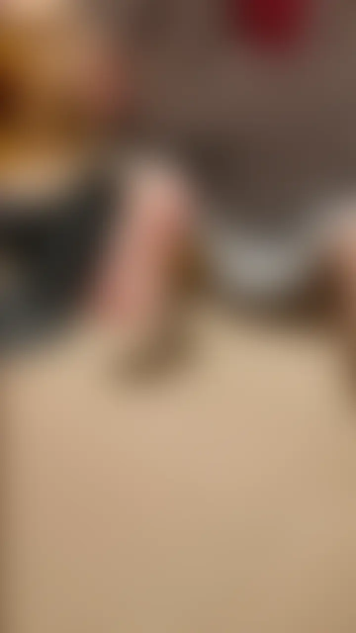 温泉旅行の時に浴衣でオナニーしちゃった動画をとった後に、おしりの穴とあそこの両方の二穴責め?というのにチャレンジした時の動画です。
終始おしりをカメラに向けて、あそこやおしりにじゅぼじゅぼしちゃってます💦
おしりの穴まで丸見えの状態でバイブとかあなるのやつを入れたり出したりしてるところをカメラに撮られてるんだって想像したら、なんか余計に変な気持ちになっちゃいました😳💕
おしりにアナルのおもちゃが刺さったまま、バイブが勝手にうねうねしてるのに、さらに自分でクリをいじって気持ちよくなっちゃいました。。
最後にバイブやアナルのやつがにゅるんって穴から出るところは、はずかしいけどめっちゃエロいとおもうます🫣♥️ (2/2)