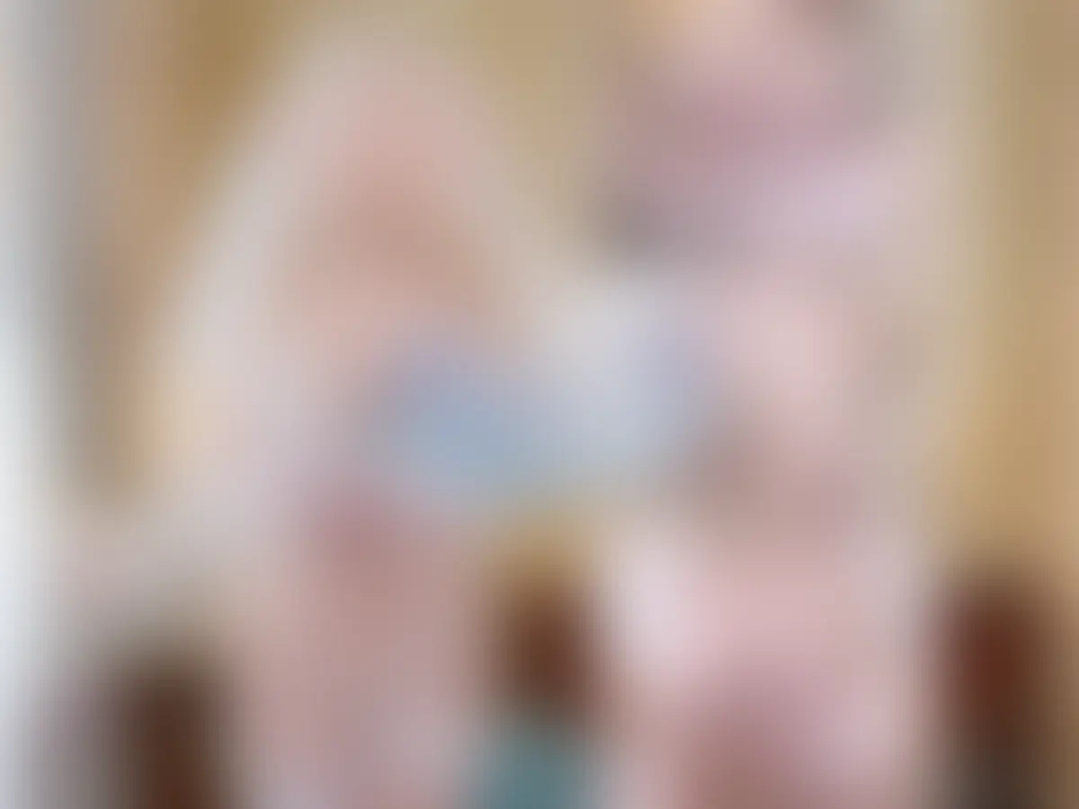エルフちゃんの花嫁ランジェリー姿です🤍
細いおもちゃから、おへそまで届いちゃうおっきなディルドを使ってゆっくり奥まで広げていきました🥹
正常位でおっぱいもゆさゆさ💕
冒頭もエルフ感たっぷりなのでチェックしてみてください💗 (2/2)