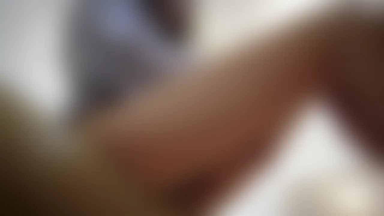 巨乳水着パイパン美女の敏感おまんこを電マでせめる!バックでぱんぱんハメ撮りえっち【ハメ撮り】
巨乳水着パイパン美女が登場!
水着からこぼれんばかりの爆乳と、ツルツルの綺麗なおまんこがたまらない敏感ボディ。
まずは強力電マをクリトリスに押し当てて容赦なく責め立てる。
「あっ…ダメぇ!イっちゃう!」とビクビク痙攣しながら何度も潮を吹き、悶絶イキを繰り返す。
我慢できなくなった男がバックに突き刺すと、パンパンと激しい音を立てて子宮口を叩きまくる。
敏感すぎるおまんこが締め付けて離さない中、容赦ないピストンで美女は喘ぐ。
最後は熱い中出しでびゅるびゅると膣内に注ぎ込まれ、満足げに腰を震わせる…。 (2/2)