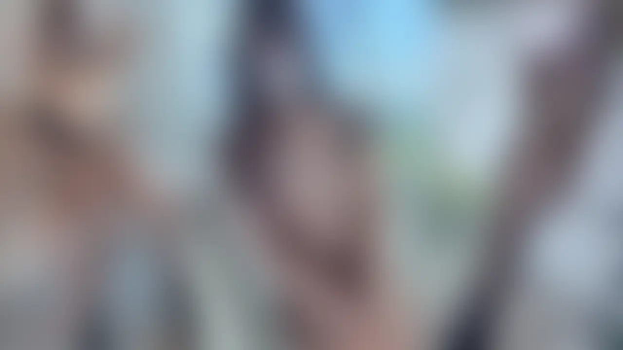 はじめに「いいね♡」を押していただけると嬉しいです❣️
今回はちょっと過激な全身網タイツを着て撮影しました💕
宿泊先ホテルのプライベートな青空テラスで、お披露目することからスタートです✨

最初は上にホテルのシャツパジャマを着ていたので、足元だけ網タイツが見える状態💓💓💓  
この格好なら普通に外出できそう？なくらい、意外と普通に見えました…笑  
徐々にシャツのボタンを外していくと、全身が網タイツが露わになって、  おっぱいの谷間がはっきり見えて、乳首も少し透けてしまうくらいエロい感じでした😅💓💓

下半身は、あそこの部分が丸くくり抜かれていて、脱がなくてもそのままえっちできちゃう仕様です👀💓  
そのまま椅子に座らせられておっぱいと敏感なところを優しく愛撫されて... 
今度は立ったままバイブを使ってオナニーするように言われて、脚がガクガクしてきて、その場でびっくりするくらい激しくイッてしまいました🥺💕
その後、部屋の椅子に座らされて手コキとフェラをしてあげてから、椅子から立って後ろから立ちバックで挿入😆
最後は騎乗位になって、そのまま中に出されて、二人で一緒にイッてしまいました❣️

今回も約46分のボリュームたっぷりで、えっとま見どころがたっぷり詰まっています🥰💓
是非一緒に興奮して気持ちよくなってくださいね❣️

プランのご登録🌟いつもいいね💓やコメントありがとうございます🥹
すごく励みになってます❣️ 本当に嬉しいです💓
これからもプライベート動画をどんどんアップしていくので、ずっと一緒に楽しんでくださいね…♡ (2/2)