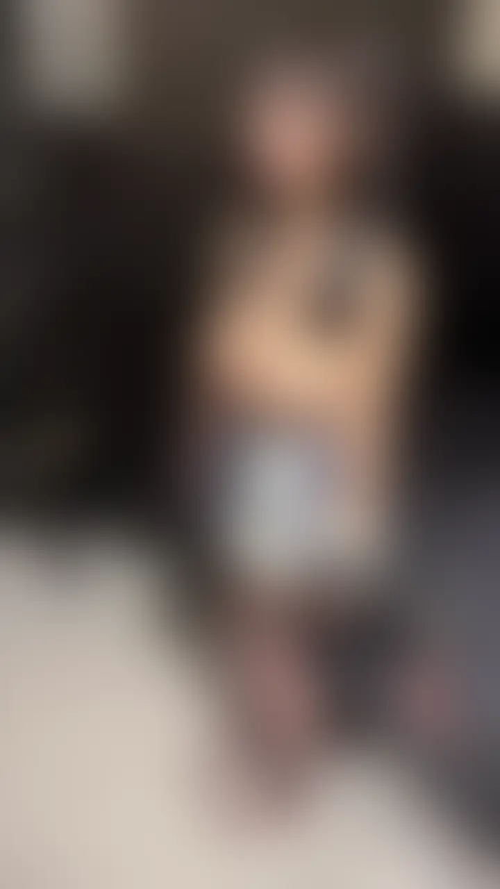 【フル乳首確定】
⛓️💥アナル中出し解禁⛓️💥
二穴同時SEX
❥・・ ┈┈┈┈┈┈┈┈┈ ・・❥
2人のフォロワーさんに
『壁尻』で開発してもらったんですが…
なんというか、その、、
どうしても興味が湧いてしまって…。
∴‥∵‥∴‥∵‥∴‥∴‥∵‥∴‥∵‥∴‥∴‥∵
アナルの開発を
手伝ってくれませんか…?
∴‥∵‥∴‥∵‥∴‥∴‥∵‥∴‥∵‥∴‥∴‥∵
ってお願いしちゃったんですよね…。
そしたら2人とも
「しょうがねえなあ」
「さっさとケツ突き出せよ」
ってノリノリで対応してくれて🥹
指をアナルに突っ込んで
ほぐしてくれた後、
ディルドでグリグリに
穴を広げられて…
膣とはまた違った刺激が
脳までガンガン届いて…。
それだけでも
おかしくなりそうなほど
気持ちよかったんですが
それと同時に
バカになったおま◯こまで責められて
何回もイって潮吹きまでしちゃいました…。
そのあとは生のおちんぽをズプリ。
二穴同時にズプリ。
大柄な男性2人に挟まれて
意味不明な体位で突かれまくって…
メス穴にも、、、
ケツ穴にも、、、
中出しを許しちゃいました…。
おま◯こだけじゃなくて
アナルまでバカに
なっちゃったかもしれません…。
。.ꕤ‿‿‿‿‿‿‿‿‿‿‿‿‿‿ꕤ.。
アナル3Pして
メス穴にもケツ穴にも中出しを
懇願しちゃったなんて
ほんとは隠したい事実です…。
(性欲に溺れてるみたいで🥹)
でも…
黒人さんとのNTRを
全てお見せするなら
このタイミングで
自分の過去は全て清算しよう
って思ったので皆さんに公開します。
内容がかなり過激ですし、
正面からはっきりくっきり
乳首が見えちゃってます…
※男性2人が撮影許可を取ってくれてます。 (2/2)