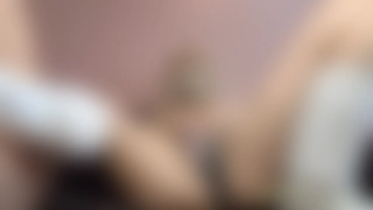 ルーズソックス×ギャル💥
激しすぎるプレイでハメ潮が止まらない…💦
おじさんを相手に、もっともっと欲しがる姿はまさにドMギャル🔥
二回戦でも腰が止まらず、濃厚な快感に溺れていく――…💋 (2/2)