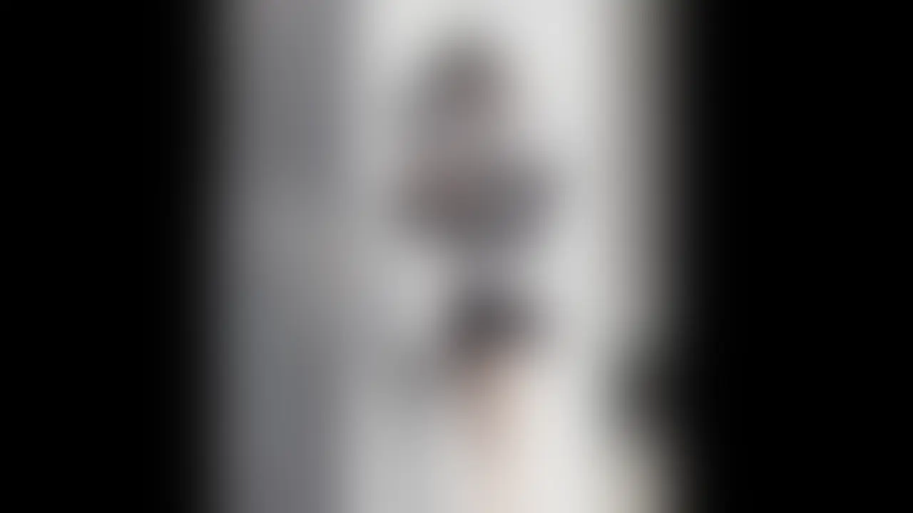 シミつき白サテンの美少女&ド迫力TバックのOLさん。
2名収録。全員生Pです。
【一人目】
顔:84点
スタイル:82点
P:90点
服装や髪型から、かなり若めな子。
K2ぐらいでしょうか。
まずは駅でスマホいじってる所を遠目から観察。
待ち合わせではなく、ただ落ち着いてラインとか返したかっただけのご様子。
その後は商業施設に入って行ったので粘着開始。
カメラ差し込んでみると、白のサテンPとの邂逅。
しかもがっつりシミつけちゃってます。
エスカレーターでは真ん前にポジショニングできたので、フロント撮りにも成功。ふっくらしたお股の質感がシコいです。。
【二人目】
顔:87点
スタイル:86点
P:92点
打って変わって、デニムミニを颯爽と履きこなすお姉さん風。
20代前半くらいと予想。
デニム系は生P率高めなので、期待に胸を膨らませてカメラを突っ込むと、まさかのノーパン...と見間違えるほど布面積の少ないTバックでした。
人気のないゲームセンターでの粘着なのでかなり神経を使いましたが、ヒット&アウェイを繰り返して何度も絶景をゲット。
こちらもエスカレーターでフロント撮りまで完遂。
帰って映像見返して気づきましたが、フロントが透けていて陰毛のようなものがうっすらと見えていますね。 (2/2)