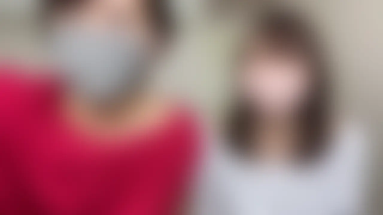 会社の同僚の女2人がいつか絶対後悔するうっかりライブ配信。
エロOKなライブ配信チャット見てたら、同じ会社で働く女二人が配信してまして。
途中でマスク外して顔出すんですけど、二人ともちょうどいいぐらいの顔してまして。
めちゃかわいいわけでもないですが、付き合うなら全然ありの感じ。
二人ともおっぱいは小さめですが、エロいノリもOKな感じがとても好感度高かったです。
赤い方の女はよくしゃべる元気系で、オナニーは中派だそうです。
白い方は恥ずかしがり屋でむっつり系で、オナニーは外派だそうです。
二人とも画面の外でオナニーしてるんで肝心な所は見えませんが、お互いがお互いのオナニーを見あってる感じとかとてもエロかったです。
空気感最高の動画でした。 (2/2)