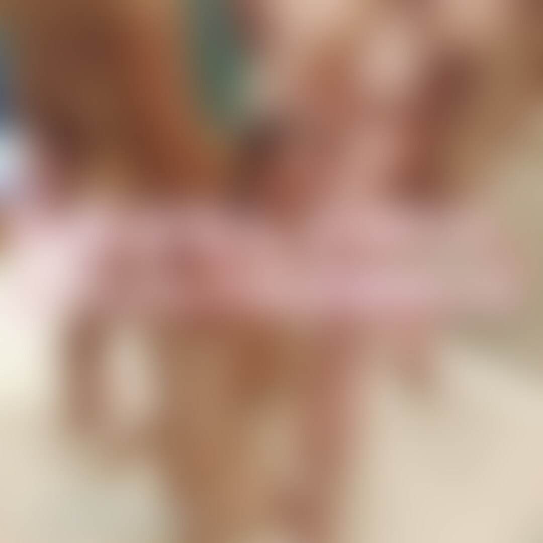ふうちゃんの寝取られヒストリー(顔ぼかしVer)
みなさんお待たせしました!寝取られ複数プレイ完全版です。
もう寝取られには慣れて、うきうきのふうちゃん。
「今度は3人呼んでみてもいい?」と聞くと
「やってみよっか!逆ハーレムだね笑💕」とノリノリ。
そして、募集して来てくれたのは、常連のHさんとKさん。そして初めてのJさんの3人。Jさんは元消防団員ということで屈強なボディの持ち主…こんな身体に攻められたらふうちゃん大丈夫かな…💦
さっそくみんなシャワーを浴びると、ふうちゃんはすでにベッドに横になってて、
「さ、来て💕」
めっちゃ明るく、これには一同笑い😂みんなニコニコ(にやにや?)しながらベッドへ擦り寄せました。
軽いキスから身体サワサワとみんなの愛撫が一斉に始まります。ふうちゃんは既にスイッチオンで気持ちよさそうに体をくねらせます。
少女の可憐な顔とは裏腹に豊満な肉付きと大きな乳房が顕になり、既に男性達は勃起しました。
全裸になったふうちゃんは3本の熱く隆起した男根に囲まれます。フェラ大好きなふうちゃんはこれにはうっとり。手を伸ばしちんぽを掴み、フェラをして一気に3本まとめて相手にしています。
そしてKさんの挿入を皮切りに第乱戦が始まります。挿入が始まったかと思えば、2人に執拗に愛撫され、その隙にバックから固い男根も挿入されて…。絶え間ない快感の波にふうちゃんは晒されてしまうのでした…。
完全版は是非動画でご確認ください!!
動画を見ていいなと思った方、いいねやコメントで教えてくれると嬉しいです🥰よろしくお願いします💕 (2/2)