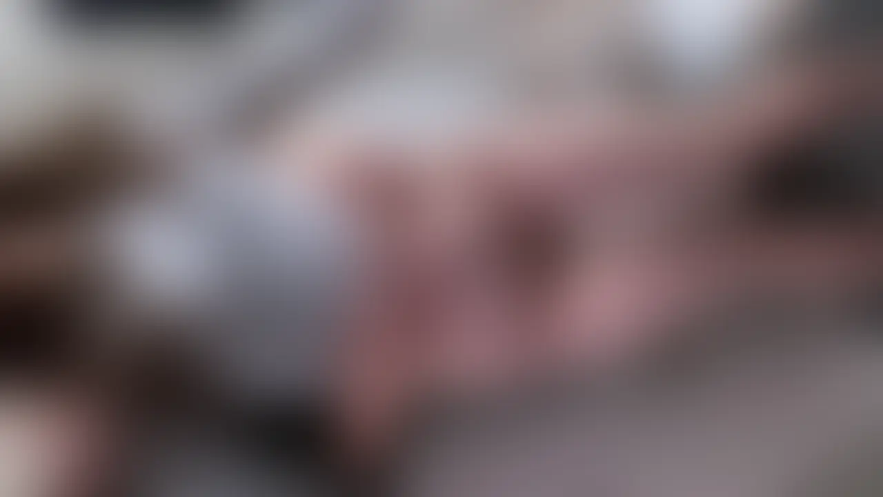 【大量潮吹き看護師】
終電間際に呼んだらすぐ駆けつけてきた看護師。
なにしてたのって聞いたら男の家でエッチしてたけど5秒でイカれて、、、って不完全燃焼でハシゴしてやり部屋に。
みんなでご飯食べながら軽く飲んだあとセックスする流れに。
ゴムつけようとしたら
👧「中出してくれないの??」
👨「中出ししてくださいって言えたらいいよ」
生懇願するド変態だったのでゴムつけて生でするの焦らし。
しばらくゴムありで挿れてお腹押してみたら
ありえないくらいの量の大量潮吹き。
服もソファもびしょびしょになって初めてこんな出たらしいです。
その後外が明るくなるまで種付して濃厚精子生中出し。 (2/2)