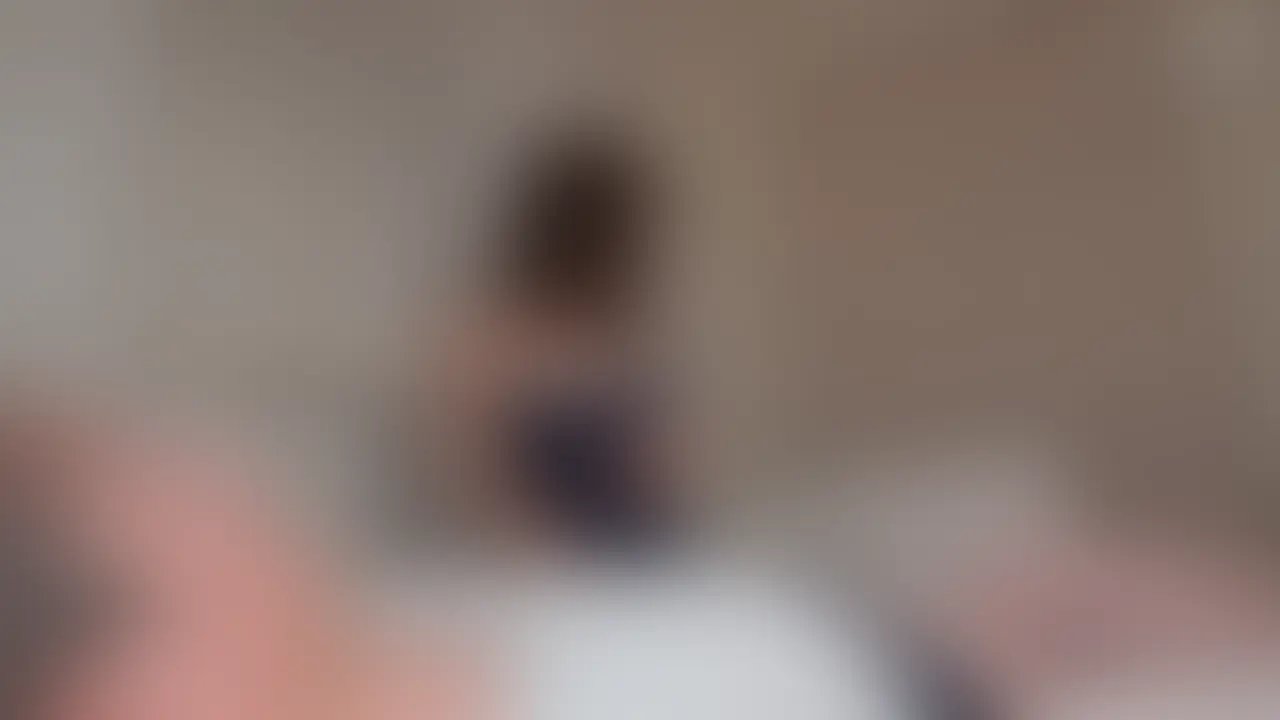 水着ギャルが素股で誘惑→うっかり挿入!興奮してハメ撮り騎乗位で中出し【個人撮影】
夏のプールサイドで出会った水着ギャルが、ニヤニヤしながら俺のチンポを水着の股間に挟んで素股で誘惑してくる。
「入っちゃダメだよ…?」と悪戯っぽく囁きながら腰を動かして刺激してくるけど、彼女の濡れたアソコが熱くて我慢できず、うっかりそのまま挿入してしまう。
「あっ…入っちゃった…!」と驚きながらも、すぐに興奮した彼女は自ら腰を振り始める。
ハメ撮りカメラを握ったままの超接近騎乗位で、激しく上下に跳ねる水着巨乳と締め付けるマンコがたまらない。
「もっと奥まで突いて…!」と喘ぎながら自ら中出しをねだり、結局たっぷりと中に出してしまう。 (2/2)