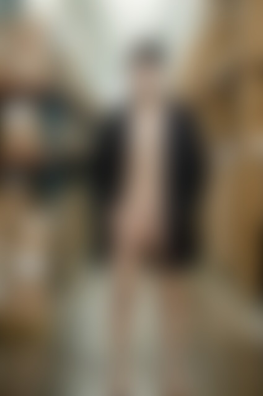 配達員が倉庫で作業中、裏垢用に自分のチンポをギンギンに勃起させて写真を撮った🍌 sample 1