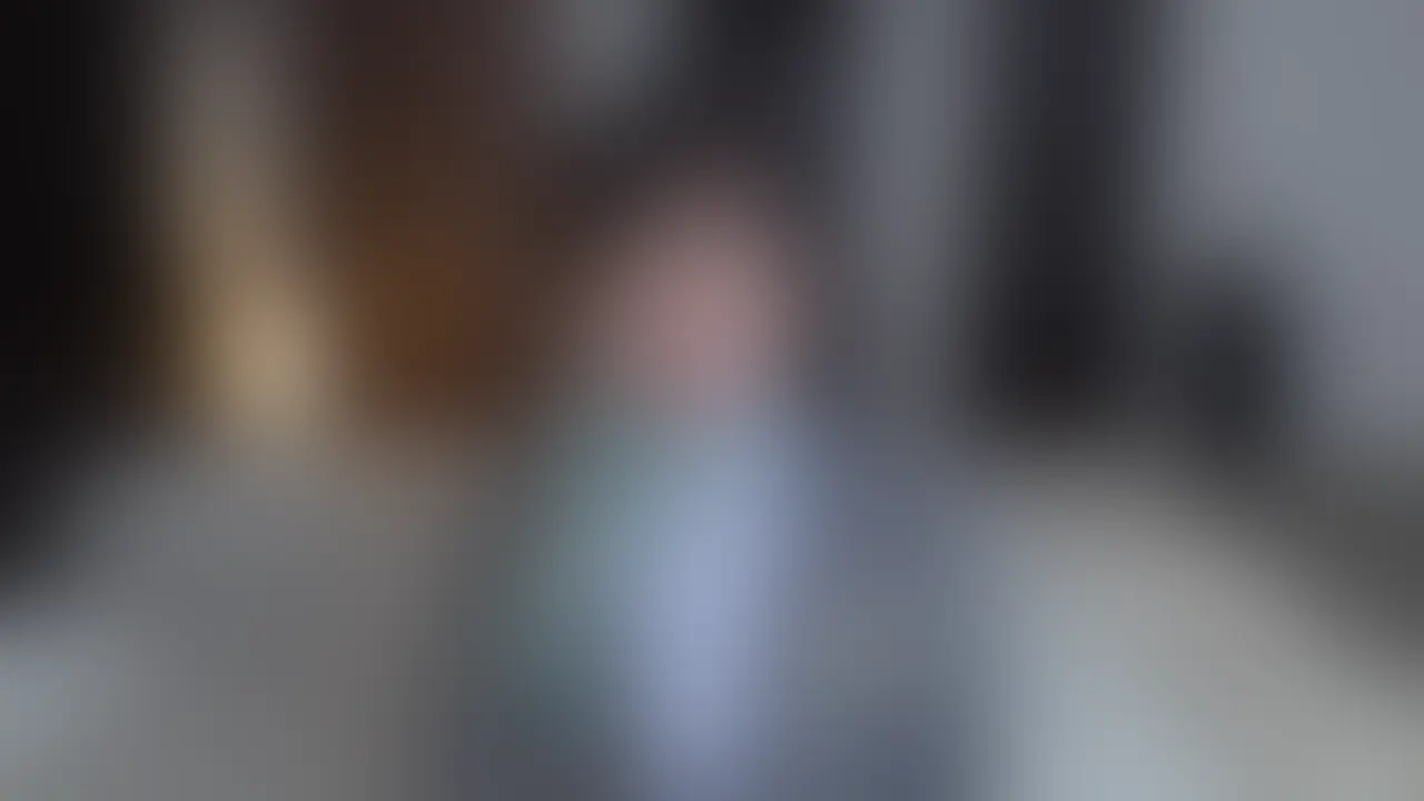 こちらは、全編ぼかしの入った動画です。 雰囲気をお楽しみください🥰
【匿名度A：オフレコ！】唾液も精子もごっくん！/NTR欲望を撒き散らす/変態ママ/CAなりきりコスプレ愛好者/デカクリ剥いてお漏らし/昼間は赤坂で広告プランナー

制服着たままハメて💕

こんにちは、ど素人ポルノ@麗子です。

今回のAVごっこは、
赤坂見附にある広告代理店でプランナー👩‍💻
のお仕事をされている
お友達のGちゃんのえち動画🔞です。

私とご飯するときはいつも
仕事帰りの顔なのに
どこか「見せる側」の余裕があるなぁって
思わず見惚れちゃう憧れの女性。

引き締まった身体と
服の上からでも分かるラインの綺麗さ。

バリバリ仕事をしてるだけあって、
空気の作り方も、人の惹きつけ方も上手👏

妻でも、母でも、きちんとしてる
女性から見ても完璧なGちゃん💛

でも、女性ってやっぱり
それだけじゃ収まらない。

きちんとしてるように見えて
実は境界線ギリギリのところが
いちばん落ち着くらしい。

静かにクセのある大人の女性です。

そんなGちゃんには今回、
女子会でよく話題にのぼる

CAの制服✈️って憧れたよね✨

っていう、ほとんどの女性が1度は思ったことのある
願望を実現してみました。

AVでもよく見る企画なので
とある商品をパクってます🙊

AV会社の皆さん、ごめんなさい🙏

「好奇心旺盛な性格」というGちゃんはエッチについても興味津々💓
口唇👄や舌👅を指でイジられただけで表情がすっかりトロけてしまいます。

性感帯である乳首を吸われれば身体をビクンと震わせ、
四つん這いスタイルでオマ●コを指ホジされると暴れ馬のように全身が反応する過敏ぶり💗

舌👅を小刻みに動かす丁寧なフェラチオで勃起を促すと、正常位で無毛のワレメに肉棒がヌルンと挿入。 (2/2)