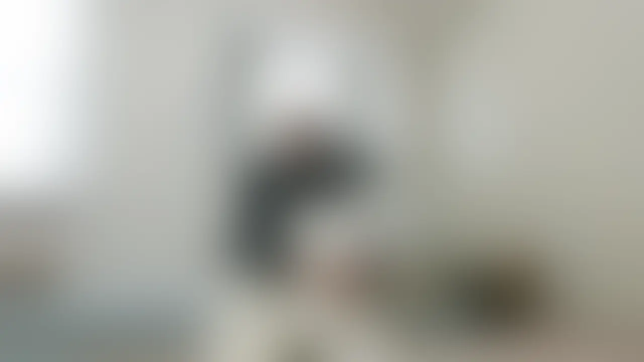 こちらは、全編ぼかしの入った動画です🥰
【匿名度AAA：完全匿名！】調剤やっ局やく剤師@飯田橋/人妻(36歳)/優しげ清潔感溢れるおっぱいママ/正確冷静な12年キャリアのプロフェッショナル/本性はM男を優しくトロかせて情熱的に責め溺らせる甘サド痴女/穏やかな微笑みで深く唇を重ねる濃厚ディープキス責め/キスを繰り返しながらの柔乳優しい圧迫パイズリ/清潔で器用な指先による甘く執拗な焦らし愛撫/ふわとろ密着騎乗位で優しく包み込む逆プレス/最後は深いキスを交わしながら甘く精液を搾り取る精飲エゴマゾ宅ハメ撮影

素敵な人妻さん、デリバリーします 💕

こんにちは、ど素人ポルノ@麗子です。

今回のAVごっこは
飯田橋にある調剤やっ局💊で
やく剤師👩‍🔬をされている
お友達のDちゃんのえち動画🔞です。

目を隠してても伝わっちゃう
その優しげな雰囲気と、清潔感あふれる佇まいが
印象的なDちゃん。

結構わたし、着痩せするんですよ💕

って言いながら、白衣を纏っていても
バレバレの巨乳ちゃん😍を晒しながら
日々のお仕事をされてると思うと
患者さんはもちろん、同僚の皆さんにもきっと
元気をあげてるはずです🥰

とはいえ、職歴12年のプロフェッショナル

ミスの許されない「正確さ」と「冷静さ」で
慎重に業務をこなして神経をとがらせているせいか…

お仕事が終わると途端に
タガがはずれちゃうようで

普段の完璧主義の反動なのか
恋愛やエッチは精度より情熱を求めるタイプで

キスするとしたくなっちゃう💋

っていうか

知らない人といつの間にか
キスしちゃってるんです💕

っていう奔放すぎるキス魔💋だったりします

そんな、仕事では慎重に
恋愛では情熱的に、何事にも溺れる勢いで
身を委ねるおっとり美女。

今回、そんな生涯カースト最上位のDちゃんに
プレイしてもらったのは…
私のSNSに送られてきた
個性強めなエゴマゾ男性のお宅🏠に行ってもらって
彼のワガママ全開の性癖を
すべて叶えてもらっちゃうというあの企画です✨

「Dさんがオレと同級生、っていう設定で考えてきたんですよ。同窓会で久々に会ったら、Dさんは結婚しててオレはまだ結婚してなくて…（中略）一次会抜け出してオレのウチに来た、みたいな感じ。そこまで1回演ってもらえませんか」
…というエゴマゾ男のこだわりが詰まった小芝居がスタート！

「いやぁ酔っ払っちゃったよね。ゆな」
「…いや、私そんなに呑んでないから」
「みんな結構変わったよねぇ」
「うんうんうん」
「あいつなんか全然変わっちゃってたじゃん。あん時、めちゃくちゃモテてたのにね」
「……誰だかわからないけど、そうだね」
「……ありがとうございました。こういうのヤリたかったんです」

ひとしきり満足した彼が「オレのこと襲って脱がしてください。押し倒してください」と
お願いすれば、ここからはDちゃんのターン。
「本当は責められたいんだろうなぁっていう願望がダダ漏れなの。顔に書いてある」
「乳首コリコリだよ。噛まれたいの!?」
「私が動いてあけるよいっぱい」
「本当は昔っから私とこういうことしたかったんでしょ」
「私のこと想像してオナニーとかしてたんでしょ」
「大好きを表して。いっぱい腰振って」
「すっごい硬いよ。ヤバい。めっちゃ硬い」

なんて攻守を入れ替えつつセックスを楽しんでしまう二人なのでした💕 (2/2)