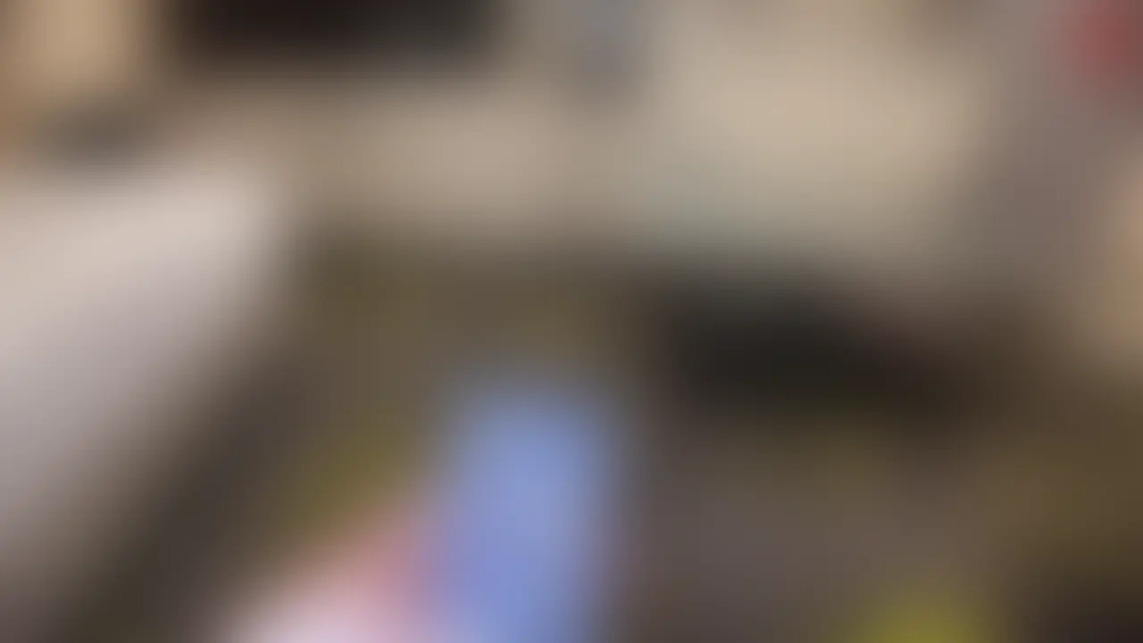 【うみさん ユーザーレビュー】最初のドアオープンで、さらさらの黒髪ロングととびきり可愛い満面スマイルがド直球クリティカル!「うわ、めっちゃ可愛い子来た!」って瞬間にテンション跳ね上がりました。154cmの小柄で守りたくなるコンパクトなシルエットなのに、密着した時にしっかり伝わってくるDカップの柔らかい存在感、このギャップがたまらんです。
トークはほんわかした癒し系で、こちらの話をニコニコしながら聞いてくれる包容力がエグい。ふとした瞬間に上目遣いで見つめてきたり、褒めるとちょっと照れて口元を隠す仕草が可愛すぎて、心の中で何度もガッツポーズしました。
ベッドでもその愛嬌たっぷりの甘えん坊モードが全開で、肌が触れ合うたびにドキドキが止まらず、マジで時間体感が秒でショート。まだ自分の魅力を全部出し切ってない“開きかけ”の初々しさもあって、この先の伸びしろを想像するだけでたまらないです。これは確実に沼るやつ。余裕で即リピ確定!!
#ワイ渾身の口コミレビュー投稿用作文 (2/2)