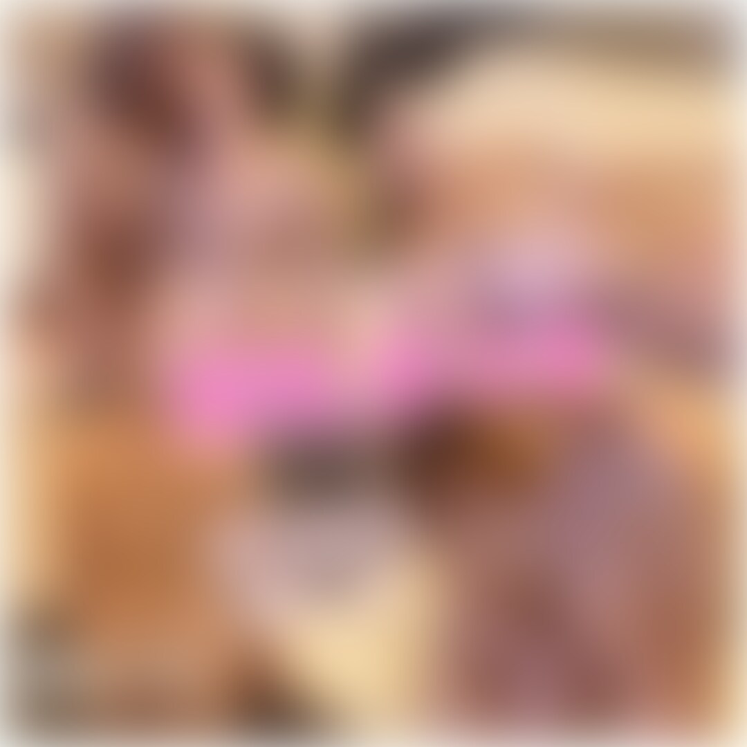 ビーズ水着でチ◯ポ搾り♡ 授乳手コキでドピュッと射精💦
こんにちは、この前、彼に甘めでエロいビーズ付き水着を見せつけて、授乳手コキでたっぷりイかせちゃいました💕
水着のビーズが肌に擦れるたび、『ねえ、気持ちいい…?』って囁きながら、彼の顔を胸に押し付けて。硬くなったチ◯ポを握ってシコシコしてると、気持ちいいって顔がたまらなくて、私まで興奮しちゃいました🥰
人妻なのにこんなスケベなことしてるなんて、ちょっと恥ずかしい気持ちもあるけど、手の中でビクビクしてるの感じてたら我慢できなくなっちゃって。『もっと出して?』って甘くせがんだら、最後ドピュッと射精してくれて、温かいのが手に溢れてきて…🍼💦
その全部を撮ったから、素人っぽい私のねっとりした甘エロな時間、ぜひ見てほしいな。彼を搾り取ったこの感じ、一緒に味わってくださいね♡
いつもたくさんのいいね、ご支援感謝してます🙇♀️動画の評価に繋がりますので、ぜひいいねで応援してくれると嬉しいです🙌これからも活動続けられるように頑張りますのでよろしくお願いします♥️ (2/2)