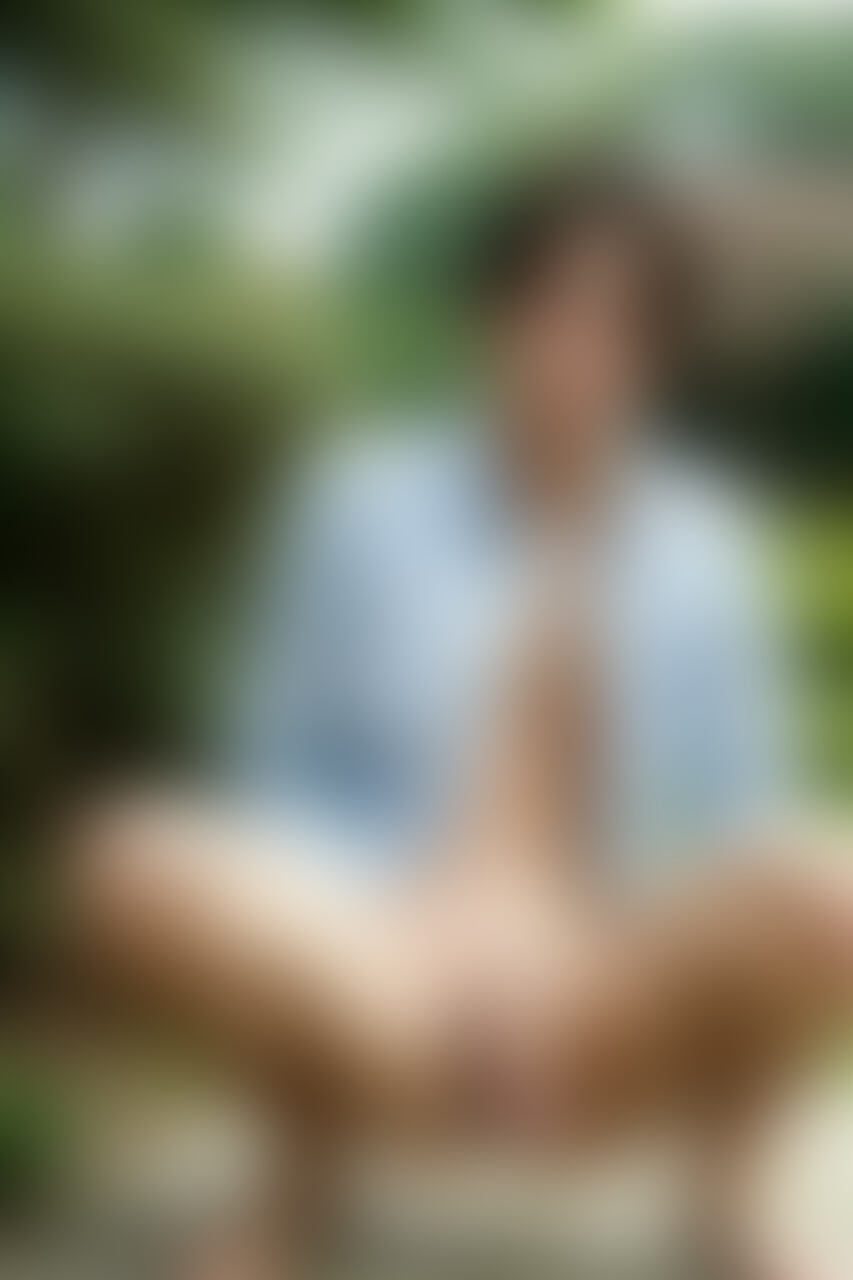 近所の公園で人に見られない木のそばにしゃがんでずっと我慢してたおしっこをしようとするイケメン🔞 sample 1